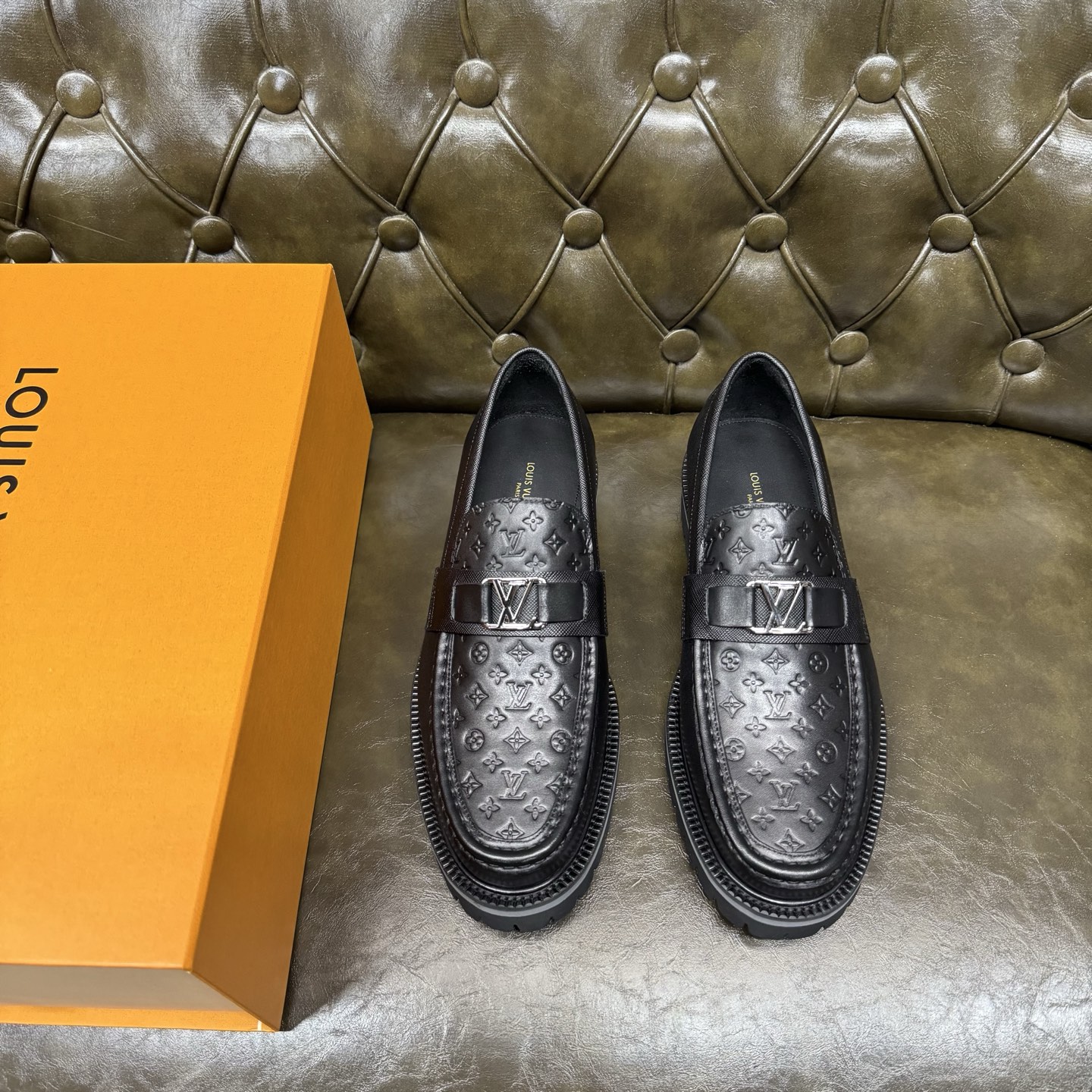 NO:956304,[Gray bottom/black embossed calfskin] L. v loafers, high-end men's formal casual leather shoes, imported first-layer cowhide leather uppers, cowhide lining. The outsole is made of gray wear-resistant velvet and foam materials, and the Jacques welt forms the outsole. It is high-strength, wear-resistant and non-slip, exquisite in craftsmanship, high-end and high-end. Gentleman's enjoyment, a must-have for sportsmen. Size39-46 (custom-made), loafers,cowhide19860909【灰底/黑色压花小牛皮】 L. v 乐福鞋,高端男士正装休闲皮鞋,进口头层牛皮鞋面,牛皮内里.大底采用灰色耐磨绒和发泡材料组合,雅克斯沿条组成大底,高强耐磨防滑,工艺精湛,高端上档次.绅士臻享,型男必备. Size39-46（此款定做）,,loafers,cowhide,Men's shoes