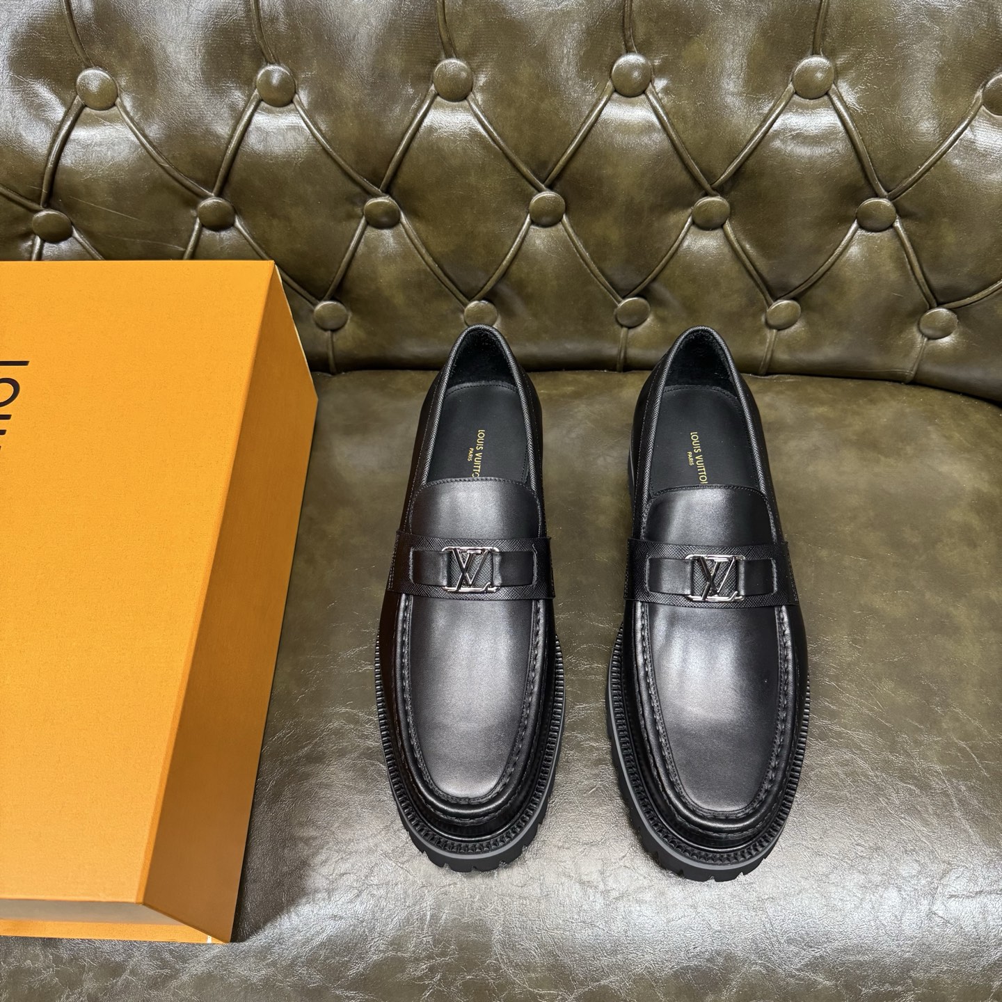 NO:956248,[Gray bottom/black calfskin] L. v loafers, high-end men's formal casual leather shoes, imported first-layer cowhide upper, cowhide lining. The outsole is made of gray wear-resistant velvet and foam materials, and the Jacques welt forms the outsole. It is high-strength, wear-resistant and non-slip, exquisite in craftsmanship, high-end and upscale. Gentleman's enjoyment, a must-have for sportsmen. Size39-46 (custom-made), loafers, cowhide19860909【灰底/黑色小牛皮】 L. v 乐福鞋,高端男士正装休闲皮鞋,进口头层牛皮鞋面,牛皮内里.大底采用灰色耐磨绒和发泡材料组合,雅克斯沿条组成大底,高强耐磨防滑,工艺精湛,高端上档次.绅士臻享,型男必备. Size39-46（此款定做）,,loafers,cowhide,Men's shoes
