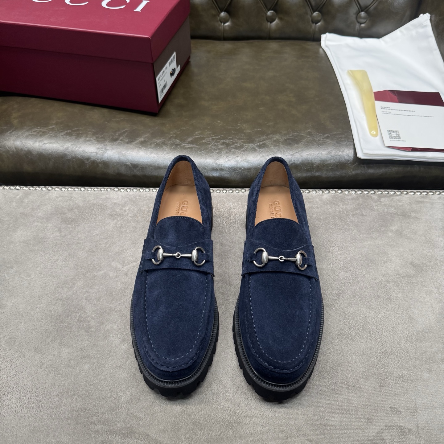 NO:704853,[Blue Niujing] [G U C C＊] Original private model development, high quality, top craftsmanship, men's fashion classic loafers, regular size 39-44 (38.45.46 custom-made, non-refundable), super light and comfortable!  goods!  Top craftsmanship [strong] Original cowhide leather imported from Italy (super texture and feel), imported apricot water-dyed cowhide inside!  Latex rebound pad, super resilient texture!  Jacques combination + high elastic, wear-resistant and anti-slip outsole!  !  Super comfortable!  ,,loafers,cowhide19860909【蓝色牛京】【G U C C＊】原版私模开发 高品质,顶尖工艺品 男士时尚经典乐福鞋 正码39－44(38.45.46定做不退换） 超轻盈舒适！货！顶级手工艺[强]意大利进口原皮牛绒(超强质感、手感),内里进口杏色水染牛皮！乳胶回力垫,回弹质感超强！雅克丝组合+高弹耐磨防滑大底！！超强舒适感！,,loafers,cowhide,Men's shoes