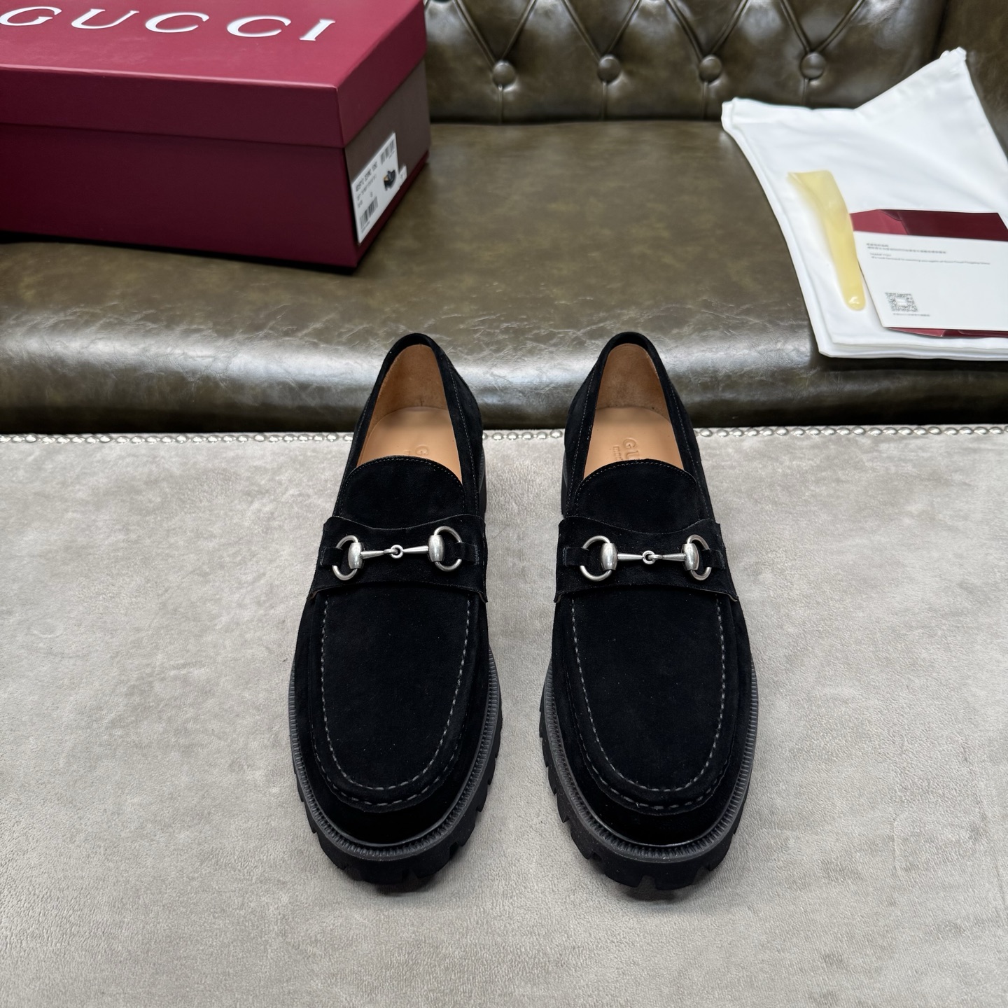 NO:704837,[Black Niu Jing] [G U C C＊] Original private model development, high quality, top craftsmanship, men's fashion classic loafers, regular size 39-44 (38.45.46 custom-made, non-refundable), super light and comfortable!  goods!  Top craftsmanship [strong] Original cowhide leather imported from Italy (super texture and feel), imported apricot water-dyed cowhide inside!  Latex rebound pad, super resilient texture!  Jacques combination + high elastic, wear-resistant and anti-slip outsole!  !  Super comfortable!  ,,loafers,cowhide19860909【黑色牛京】【G U C C＊】原版私模开发 高品质,顶尖工艺品 男士时尚经典乐福鞋 正码39－44(38.45.46定做不退换） 超轻盈舒适！货！顶级手工艺[强]意大利进口原皮牛绒(超强质感、手感),内里进口杏色水染牛皮！乳胶回力垫,回弹质感超强！雅克丝组合+高弹耐磨防滑大底！！超强舒适感！,,loafers,cowhide,Men's shoes
