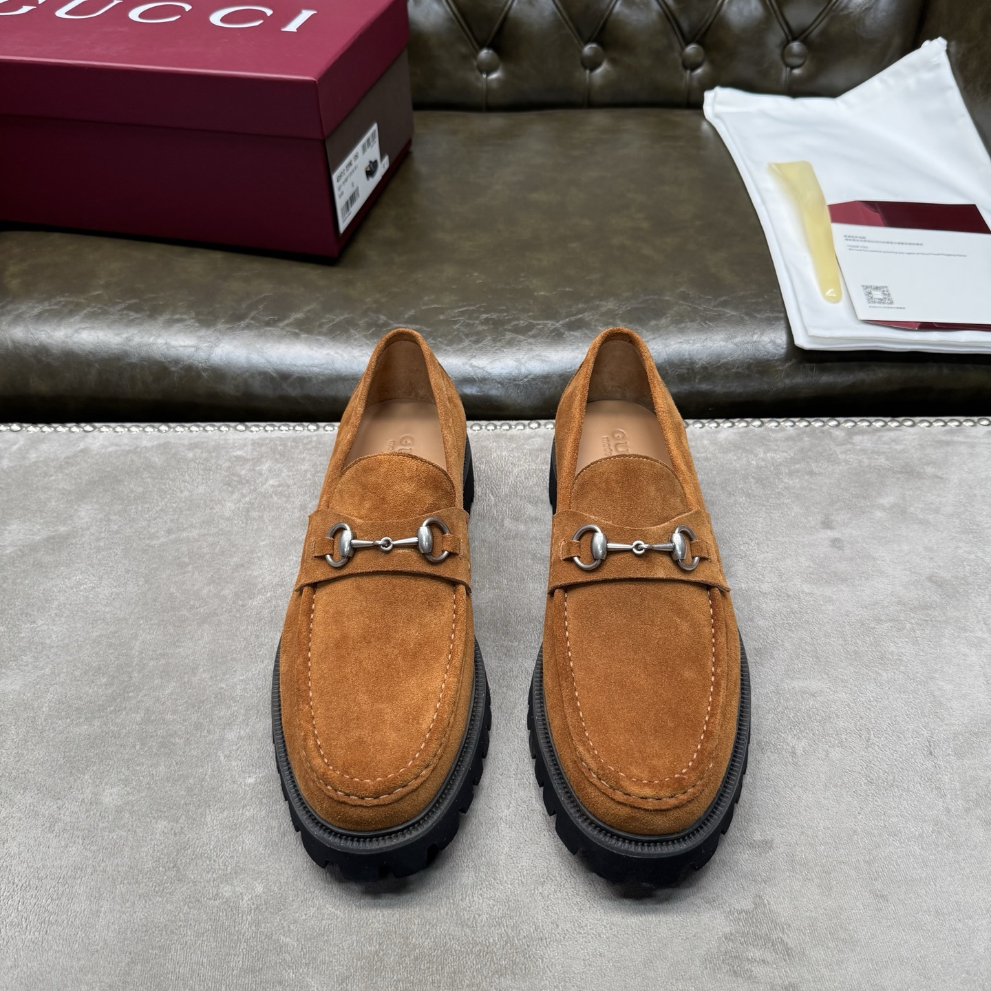 NO:704834,[Light brown Niu Jing] [G U C C＊] Original private model development, high quality, top craftsmanship, men's fashion classic loafers, regular size 39-44 (38.45.46 custom-made, non-refundable), super light and comfortable!  goods!  Top craftsmanship [strong] Original cowhide leather imported from Italy (super texture and feel), imported apricot water-dyed cowhide inside!  Latex rebound pad, super resilient texture!  Jacques combination + high elastic, wear-resistant and anti-slip outsole!  !  Super comfortable!  ,,loafers,cowhide19860909【浅棕牛京】【G U C C＊】原版私模开发 高品质,顶尖工艺品 男士时尚经典乐福鞋 正码39－44(38.45.46定做不退换） 超轻盈舒适！货！顶级手工艺[强]意大利进口原皮牛绒(超强质感、手感),内里进口杏色水染牛皮！乳胶回力垫,回弹质感超强！雅克丝组合+高弹耐磨防滑大底！！超强舒适感！,,loafers,cowhide,Men's shoes