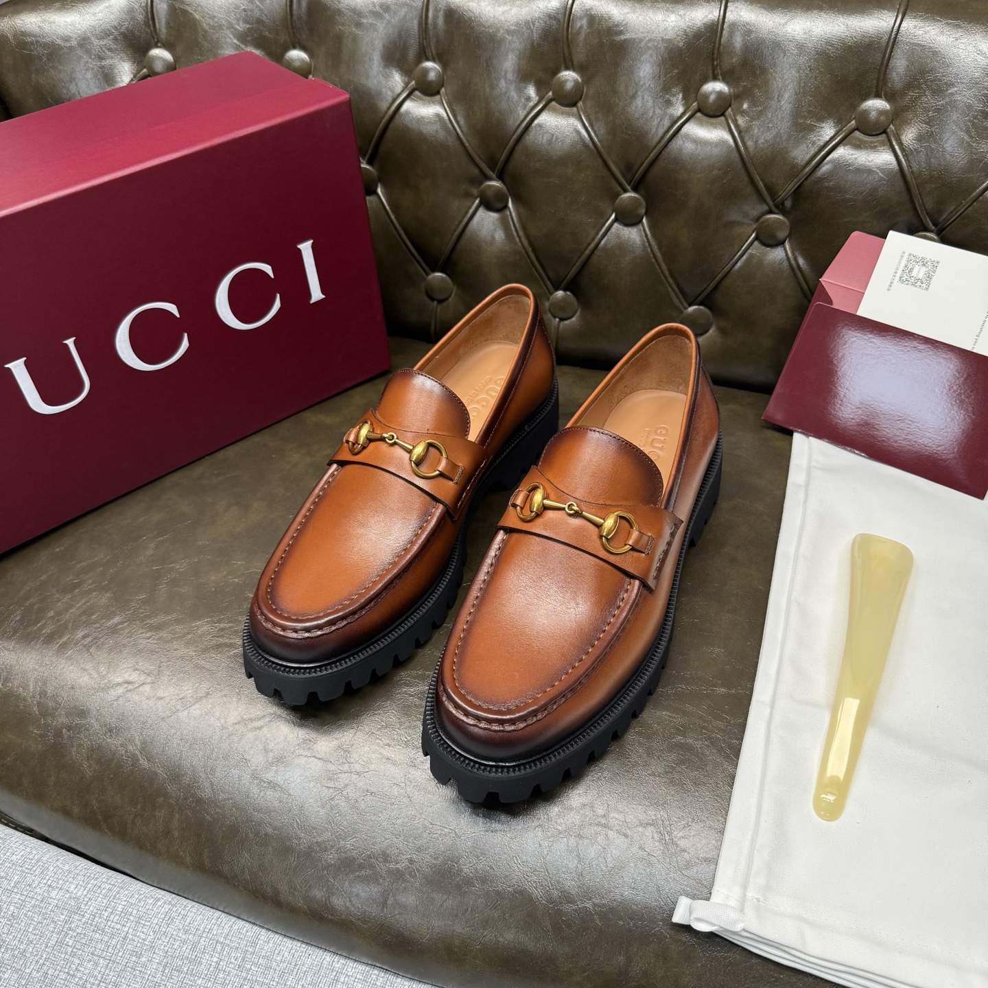 NO:704831,[Light brown hand-rubbed calfskin] [G U C C＊] Original private model development, high quality, top craftsmanship, men's fashion classic loafers, regular size 39-44 (38.45.46 custom-made, non-refundable), super light and comfortable!  goods!  Top craftsmanship [strong] Original calf leather imported from Italy (super texture and feel), imported apricot water-dyed cowhide inside!  Latex rebound pad, super resilient texture!  Jacques combination + high elastic, wear-resistant and anti-slip outsole!  !  Super comfortable!  ,,loafers,cowhide19860909【浅棕手工擦色小牛皮】【G U C C＊】原版私模开发 高品质,顶尖工艺品 男士时尚经典乐福鞋 正码39－44(38.45.46定做不退换） 超轻盈舒适！货！顶级手工艺[强]意大利进口原皮小牛(超强质感、手感),内里进口杏色水染牛皮！乳胶回力垫,回弹质感超强！雅克丝组合+高弹耐磨防滑大底！！超强舒适感！,,loafers,cowhide,Men's shoes