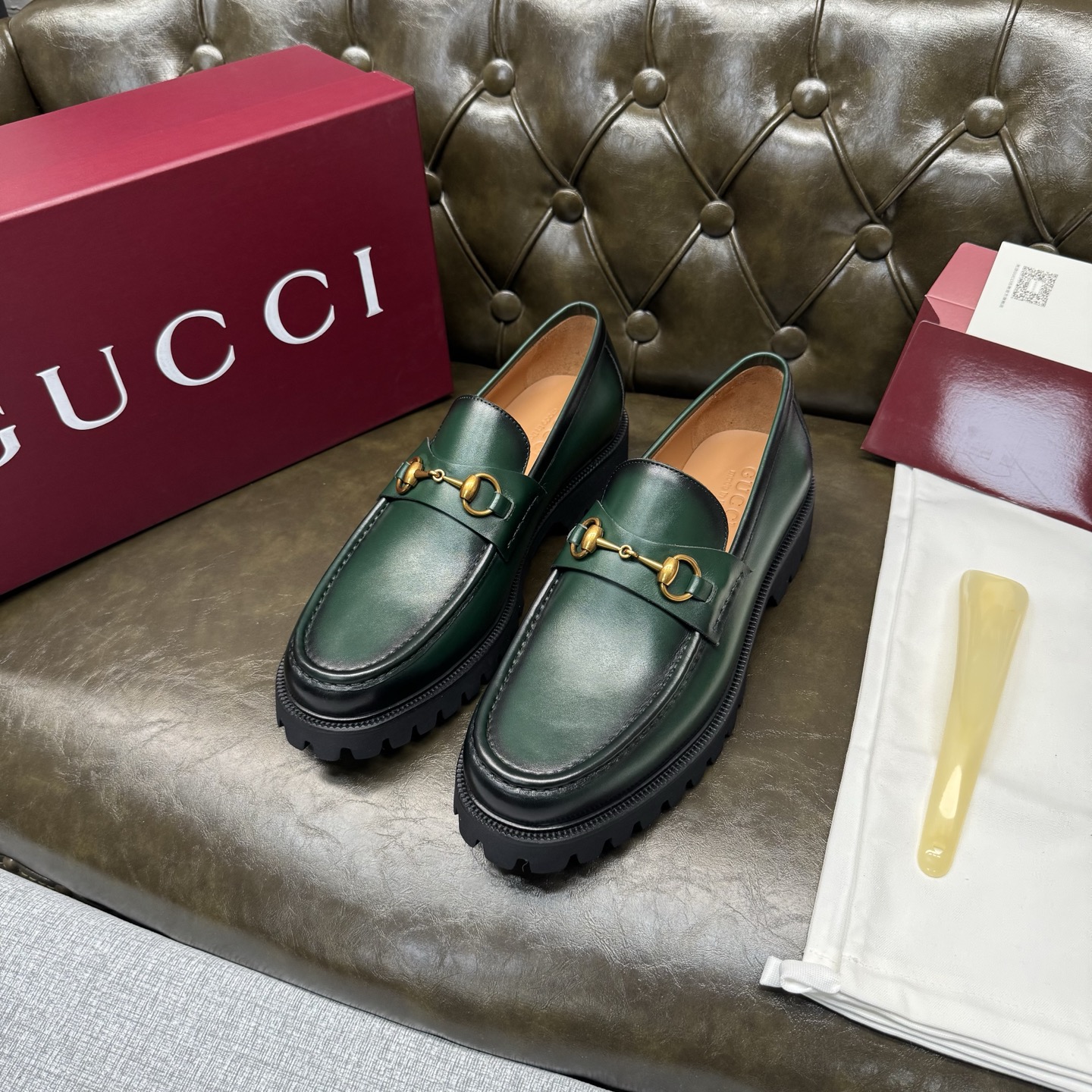 NO:704826,[Green hand-rubbed calfskin] [G U C C＊] Original private model development, high quality, top craftsmanship, men's fashion classic loafers, regular size 39-44 (38.45.46 custom-made, non-refundable), super light and comfortable!  goods!  Top craftsmanship [strong] Original calf leather imported from Italy (super texture and feel), imported apricot water-dyed cowhide inside!  Latex rebound pad, super resilient texture!  Jacques combination + high elastic, wear-resistant and anti-slip outsole!  !  Super comfortable!  ,,loafers,cowhide19860909【绿色手工擦色小牛皮】【G U C C＊】原版私模开发 高品质,顶尖工艺品 男士时尚经典乐福鞋 正码39－44(38.45.46定做不退换） 超轻盈舒适！货！顶级手工艺[强]意大利进口原皮小牛(超强质感、手感),内里进口杏色水染牛皮！乳胶回力垫,回弹质感超强！雅克丝组合+高弹耐磨防滑大底！！超强舒适感！,,loafers,cowhide,Men's shoes