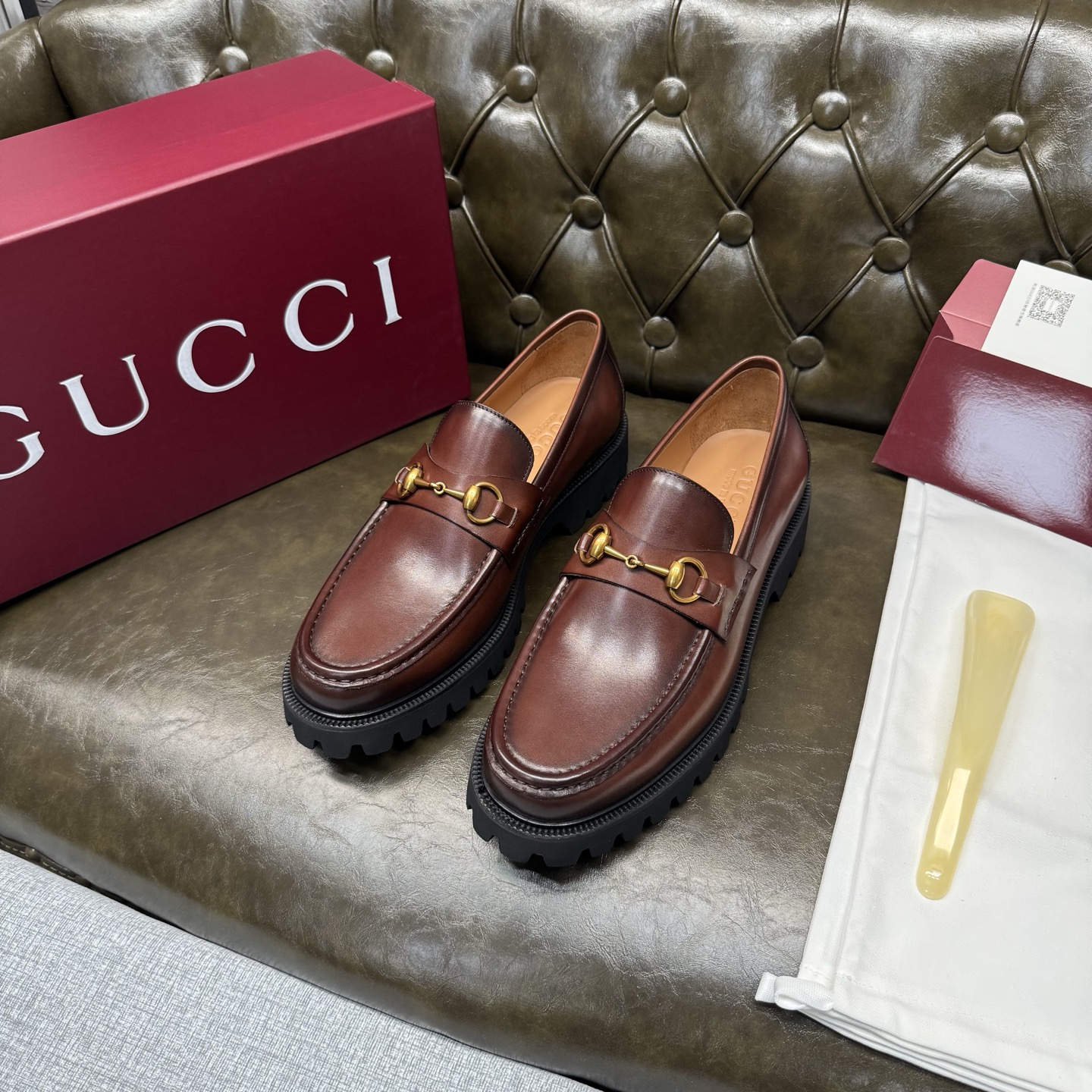 NO:704824,[Coffee color hand-rubbed calfskin] [G U C C＊] Original private model development, high quality, top craftsmanship, men's fashion classic loafers, regular size 39-44 (38.45.46 custom-made, non-refundable), super light and comfortable!  goods!  Top craftsmanship [strong] Original calf leather imported from Italy (super texture and feel), imported apricot water-dyed cowhide inside!  Latex rebound pad, super resilient texture!  Jacques combination + high elastic, wear-resistant and anti-slip outsole!  !  Super comfortable!  ,,loafers,cowhide19860909【咖色手工擦色小牛皮】【G U C C＊】原版私模开发 高品质,顶尖工艺品 男士时尚经典乐福鞋 正码39－44(38.45.46定做不退换） 超轻盈舒适！货！顶级手工艺[强]意大利进口原皮小牛(超强质感、手感),内里进口杏色水染牛皮！乳胶回力垫,回弹质感超强！雅克丝组合+高弹耐磨防滑大底！！超强舒适感！,,loafers,cowhide,Men's shoes