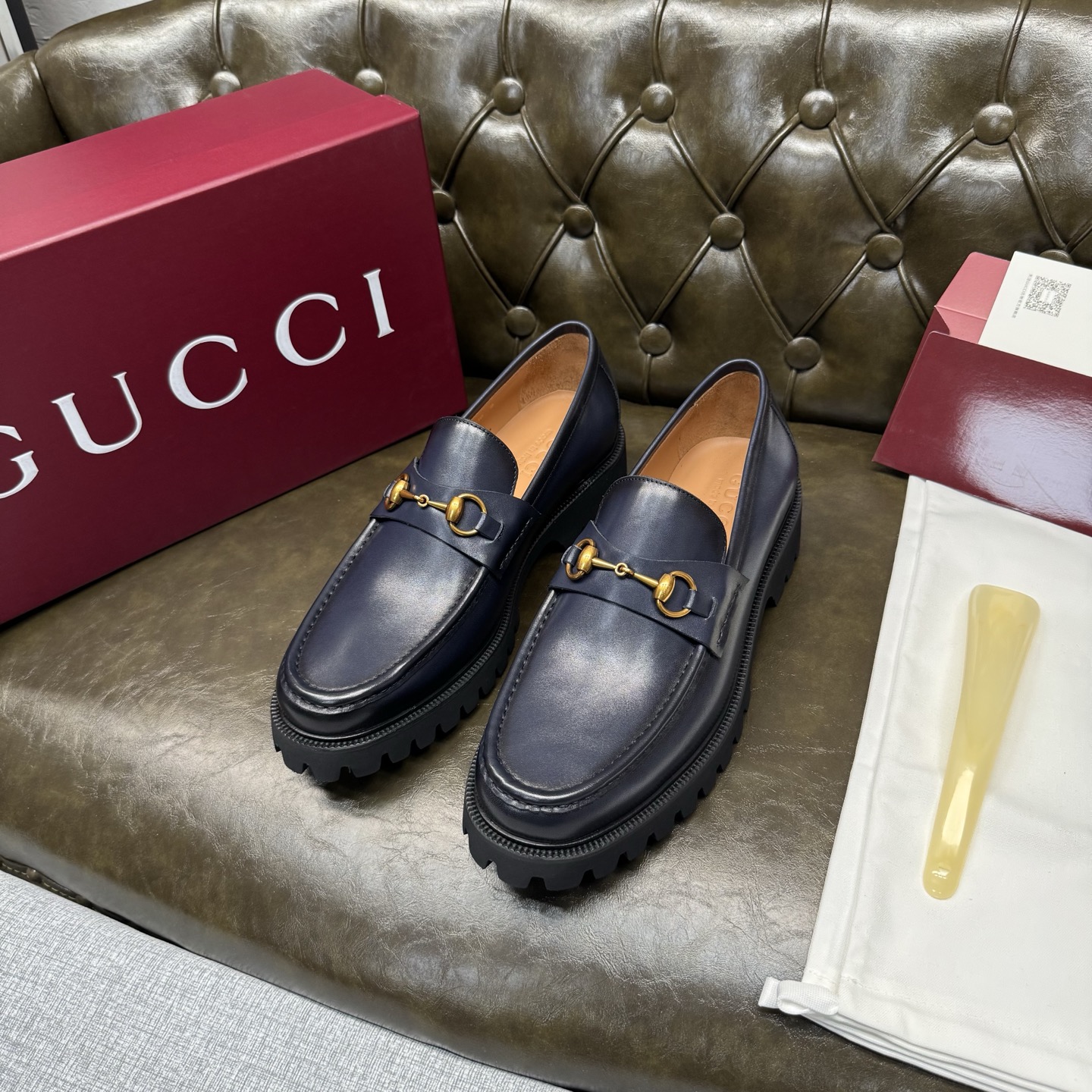 NO:704820,[Blue hand-rubbed calfskin] [G U C C＊] Original private model development, high quality, top craftsmanship, men's fashion classic loafers, regular size 39-44 (38.45.46 custom-made, non-refundable), super light and comfortable!  goods!  Top craftsmanship [strong] Original calf leather imported from Italy (super texture and feel), imported apricot water-dyed cowhide inside!  Latex rebound pad, super resilient texture!  Jacques combination + high elastic, wear-resistant and anti-slip outsole!  !  Super comfortable!  ,,loafers,cowhide19860909【蓝色手工擦色小牛皮】【G U C C＊】原版私模开发 高品质,顶尖工艺品 男士时尚经典乐福鞋 正码39－44(38.45.46定做不退换） 超轻盈舒适！货！顶级手工艺[强]意大利进口原皮小牛(超强质感、手感),内里进口杏色水染牛皮！乳胶回力垫,回弹质感超强！雅克丝组合+高弹耐磨防滑大底！！超强舒适感！,,loafers,cowhide,Men's shoes
