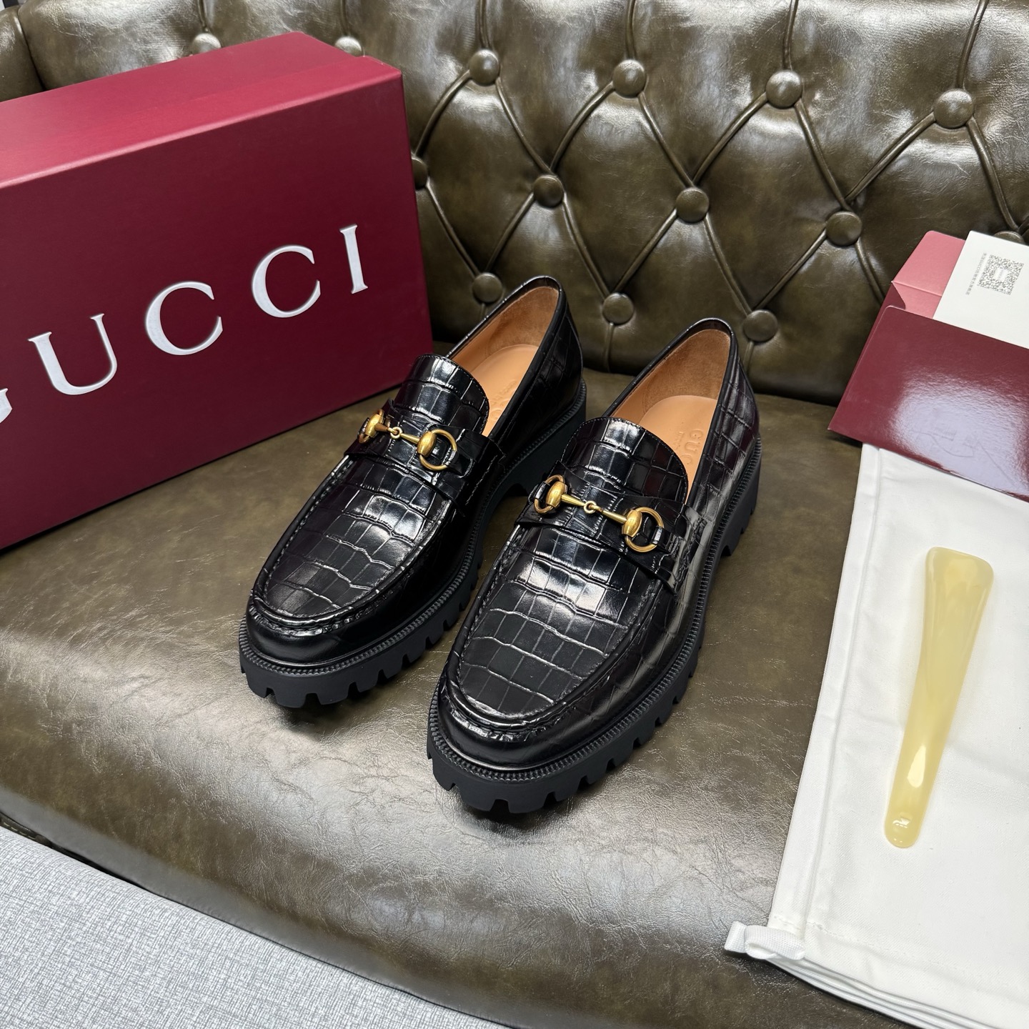 NO:704815,[Black calf leather with crocodile pattern] [G U C C＊] Original private model development, high quality, top craftsmanship, men's fashion classic loafers, regular size 39-44 (38.45.46 custom-made, non-refundable), super light and comfortable!  goods!  Top craftsmanship [strong] Original calf leather imported from Italy (super texture and feel), imported apricot water-dyed cowhide inside!  Latex rebound pad, super resilient texture!  Jacques combination + high elastic, wear-resistant and anti-slip outsole!  !  Super comfortable!  ,,loafers,cowhide19860909【黑色小牛皮压鳄鱼纹】【G U C C＊】原版私模开发 高品质,顶尖工艺品 男士时尚经典乐福鞋 正码39－44(38.45.46定做不退换） 超轻盈舒适！货！顶级手工艺[强]意大利进口原皮小牛(超强质感、手感),内里进口杏色水染牛皮！乳胶回力垫,回弹质感超强！雅克丝组合+高弹耐磨防滑大底！！超强舒适感！,,loafers,cowhide,Men's shoes