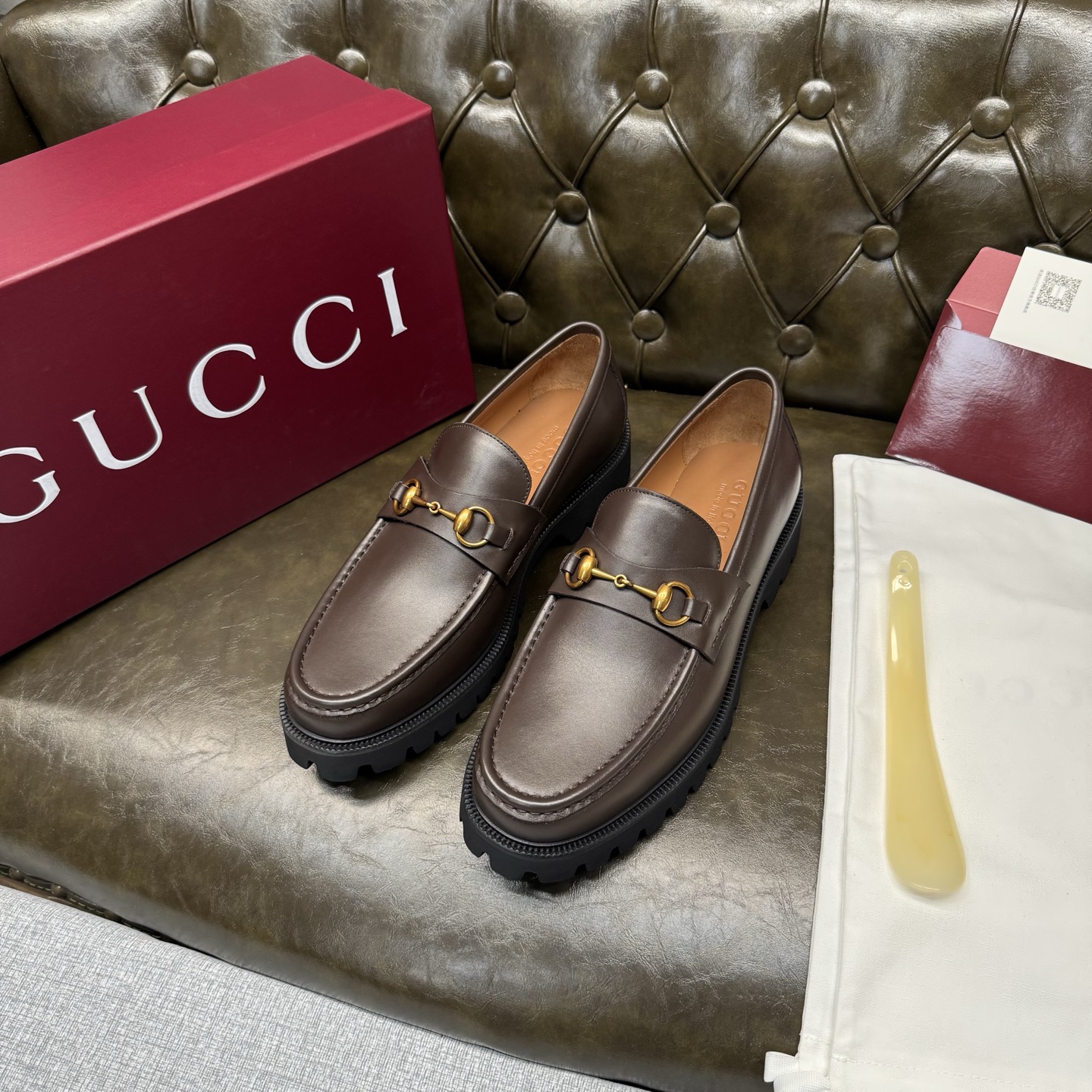 NO:704813,[Pure brown calfskin] [G U C C＊] Original private model development, high quality, top craftsmanship, men's fashionable classic loafers, regular size 39-44 (38.45.46 custom-made, non-refundable), super light and comfortable!  goods!  Top craftsmanship [strong] Original calf leather imported from Italy (super texture and feel), imported apricot water-dyed cowhide inside!  Latex rebound pad, super resilient texture!  Jacques combination + high elastic, wear-resistant and anti-slip outsole!  !  Super comfortable!  ,,loafers,cowhide19860909【纯咖色小牛皮】【G U C C＊】原版私模开发 高品质,顶尖工艺品 男士时尚经典乐福鞋 正码39－44(38.45.46定做不退换） 超轻盈舒适！货！顶级手工艺[强]意大利进口原皮小牛(超强质感、手感),内里进口杏色水染牛皮！乳胶回力垫,回弹质感超强！雅克丝组合+高弹耐磨防滑大底！！超强舒适感！,,loafers,cowhide,Men's shoes