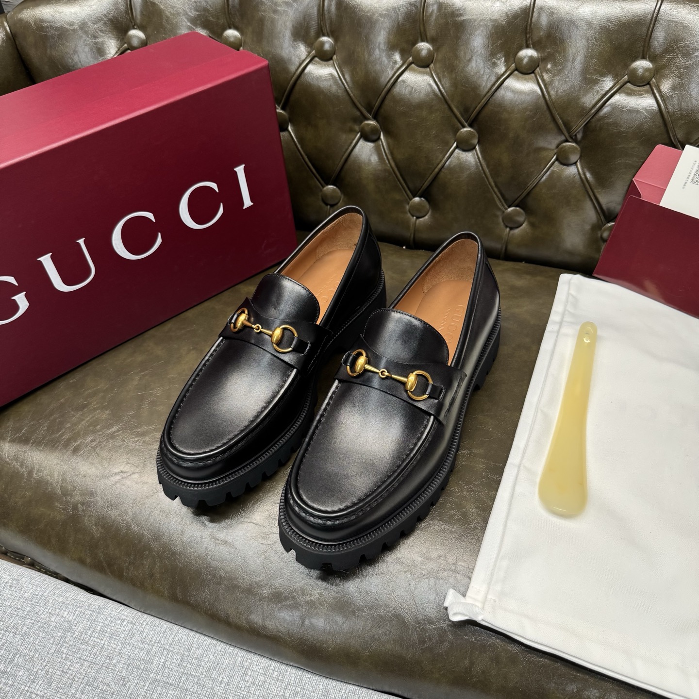 NO:704811,[Black calfskin] [G U C C＊] Original private model development, high quality, top craftsmanship, men's fashion classic loafers, regular size 39-44 (38.45.46 custom-made, non-refundable), super light and comfortable!  goods!  Top craftsmanship [strong] Original calf leather imported from Italy (super texture and feel), imported apricot water-dyed cowhide inside!  Latex rebound pad, super resilient texture!  Jacques combination + high elastic, wear-resistant and anti-slip outsole!  !  Super comfortable!  ,,loafers,cowhide19860909【黑色小牛皮】【G U C C＊】原版私模开发 高品质,顶尖工艺品 男士时尚经典乐福鞋 正码39－44(38.45.46定做不退换） 超轻盈舒适！货！顶级手工艺[强]意大利进口原皮小牛(超强质感、手感),内里进口杏色水染牛皮！乳胶回力垫,回弹质感超强！雅克丝组合+高弹耐磨防滑大底！！超强舒适感！,,loafers,cowhide,Men's shoes