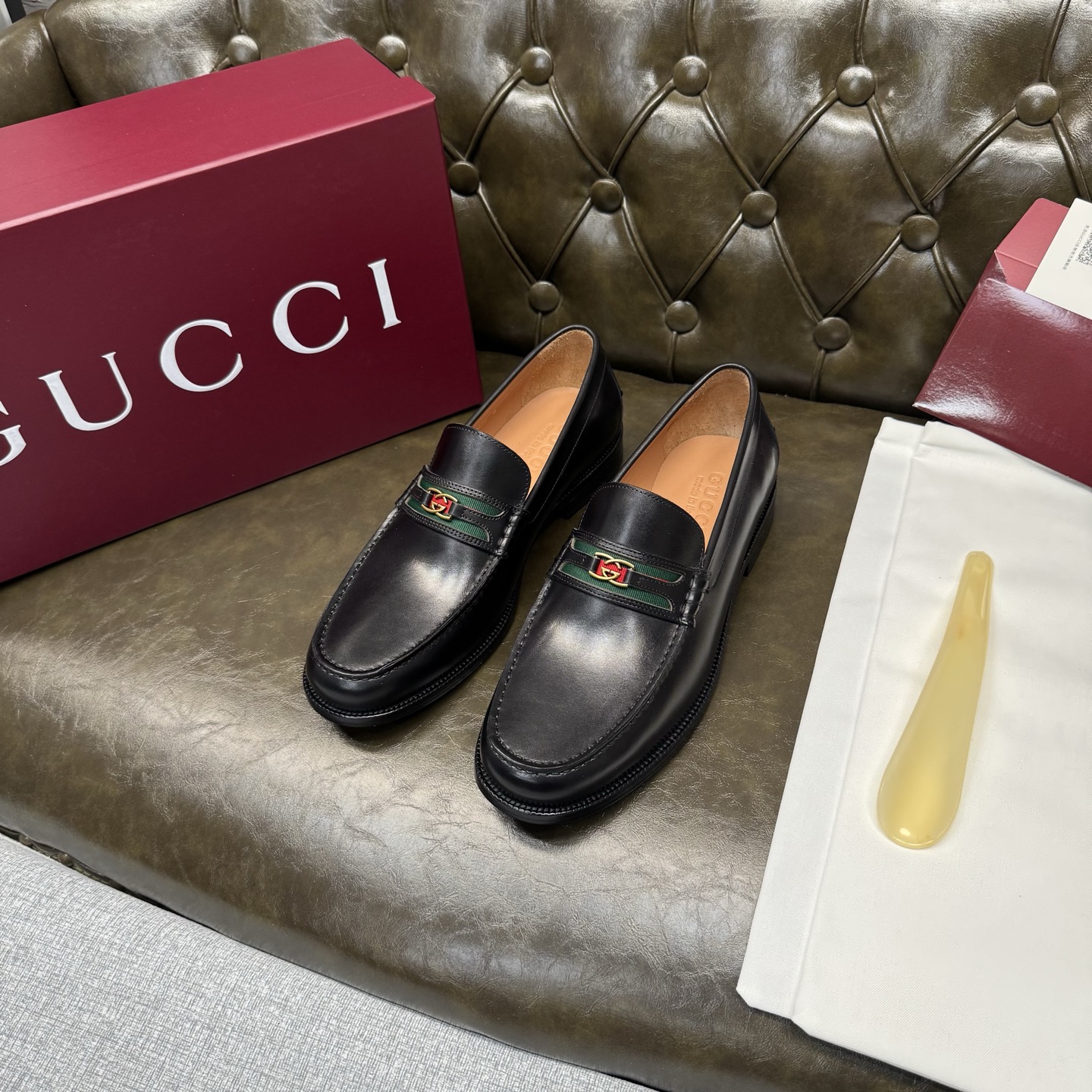 NO:781969,[Black calf webbing/genuine leather thick sole] Original quality, GUCCI classic, fashionable retro simple style leather shoes, the upper is made of imported calf, delicate and silky, double G metal decoration, the inner insole is full cowhide, original Italian leather outsole, Goodyear craftsmanship, British style, the materials used are complex and exquisite in workmanship, real materials.  Size 39/40/41/42/43/44 (customized at 38.45.46),,gucci,gucci,cowhide,Leather soles19860909【黑色小牛织带/真皮厚底】原单品质,GUCCI古驰经典款,时尚复古简约风格皮鞋,鞋面采用进口小牛,细腻丝滑,双G金属装饰,内里鞋垫全牛皮,原版意大利真皮大底,固特异工艺,英伦风格,用料做工复杂讲究,真材实料. 尺码39/40/41/42/43/44（38.45.46订做）,,gucci,gucci,cowhide,Leather soles,Men's shoes