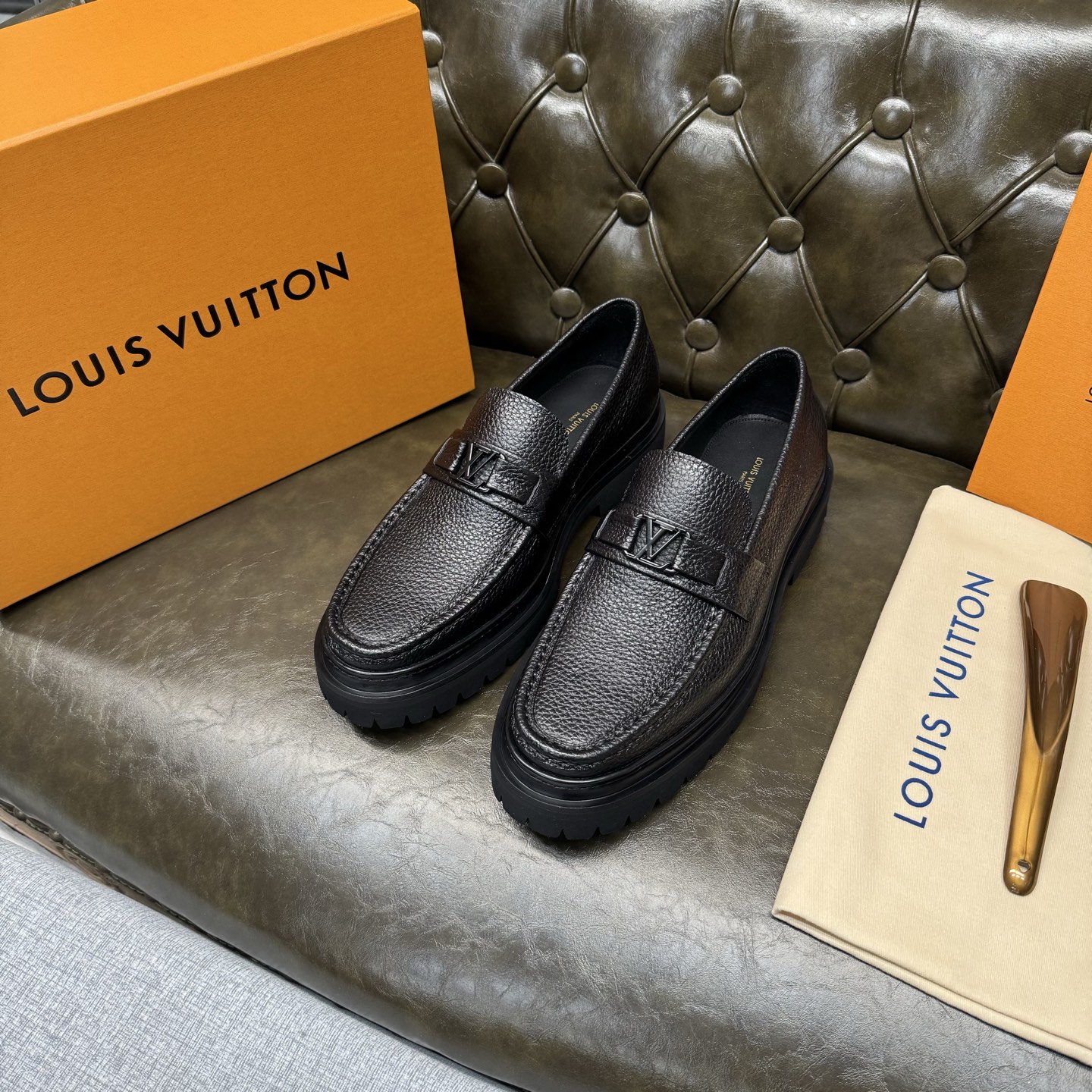 NO:956303,[Black lychee pattern] L. v loafers, high-end men's formal casual leather shoes, imported cowhide upper, cowhide lining. The outsole is made of wear-resistant velvet and foam materials, and the Jacques welt forms the outsole. It is highly elastic, wear-resistant and non-slip, with exquisite craftsmanship, high-end and high-end. A must-have for gentlemen, a must-have for sportsmen. Size39-46 (custom-made), loafers,cowhide19860909【黑色荔枝纹】 L. v 乐福鞋,高端男士正装休闲皮鞋,进口牛皮鞋面,牛皮内里.大底采用耐磨绒和发泡材料组合,雅克斯沿条组成大底,高弹耐磨防滑,工艺精湛,高端上档次.绅士臻享,型男必备. Size39-46（此款定做）,,loafers,cowhide,Men's shoes