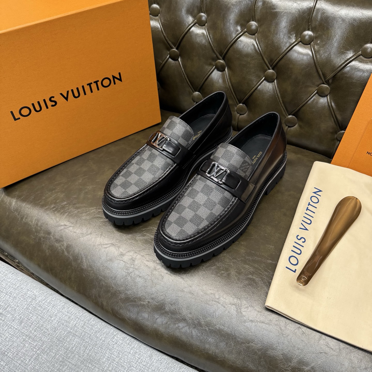 NO:956310,[Gray bottom/black calf block exclusive material] L. v loafers, high-end men's formal casual leather shoes, imported cowhide upper, cowhide lining. The outsole is made of a combination of wear-resistant velvet and foam materials, and the Jacques welt forms the outsole. It is highly elastic, wear-resistant and non-slip, exquisite in craftsmanship, and high-end. A must-have for gentlemen, a must-have for sportsmen. Size39-46 (custom-made), loafers, cowhide19860909【灰底/黑小牛拼方块专属材料】 L. v 乐福鞋,高端男士正装休闲皮鞋,进口牛皮鞋面,牛皮内里.大底采用耐磨绒和发泡材料组合,雅克斯沿条组成大底,高弹耐磨防滑,工艺精湛,高端上档次.绅士臻享,型男必备. Size39-46（此款定做）,,loafers,cowhide,Men's shoes