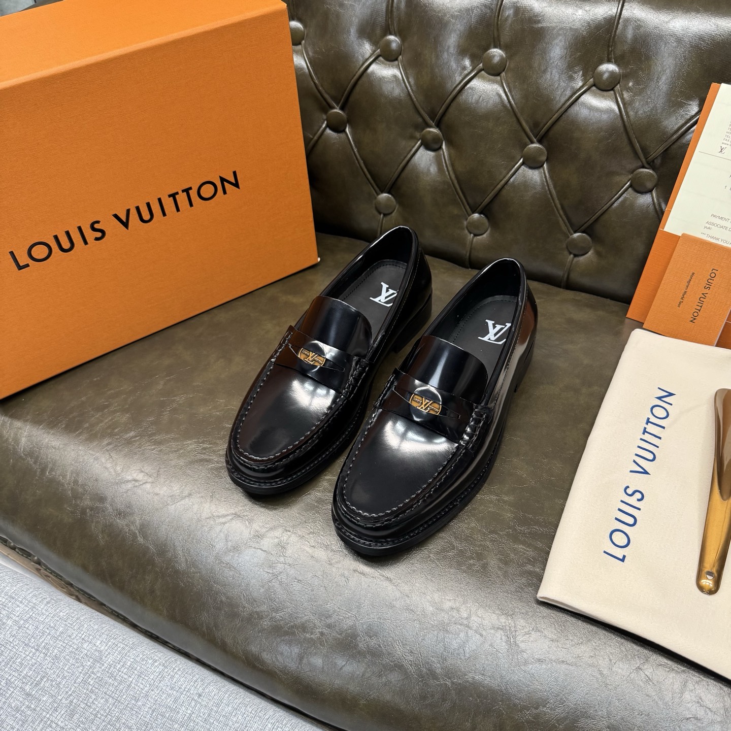 NO:852430,[Black open edge beads] LOUI* VUITTO* Louis Vuitton, classic leather outsole series. High version official website model, high-end and elegant, the upper is made of original Italian imported calfskin, water-dyed cowhide lining, water-dyed cowhide feet, special original leather injection molding combination outsole, comfortable and non-slip. Size 39-44 (customized at 38.45.46.47),, louis vuitton, louis  vuitton,cowhide,leather soles19860909【黑色开边珠】 LOUI* VUITTO* 路易威登,经典款真皮大底系列.高版本官网款,高端大气,鞋面采用原版意大利进口小牛皮,水染牛皮内里,水染牛皮垫脚,特供原版真皮注塑组合大底,舒适防滑.码数39-44（38.45.46.47定做）,,louis vuitton,louis vuitton,cowhide,Leather soles,Men's shoes