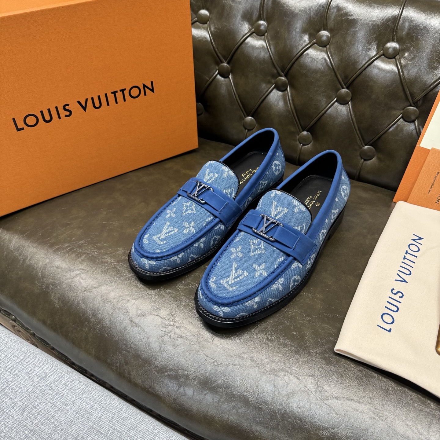 NO:852450,[Blue cloth] LOUI* VUITTO* Louis Vuitton, classic leather outsole series. High version of the official website model, high-end and elegant, the upper is made of original Italian imported calfskin, water-dyed cowhide lining, water-dyed cowhide feet, special original leather injection molding combination outsole, comfortable and non-slip. Size 39-44 (customized at 38.45.46.47),, louis vuitton, louis  vuitton,cowhide,leather soles19860909【蓝布】 LOUI* VUITTO* 路易威登,经典款真皮大底系列.高版本官网款,高端大气,鞋面采用原版意大利进口小牛皮,水染牛皮内里,水染牛皮垫脚,特供原版真皮注塑组合大底,舒适防滑.码数39-44（38.45.46.47定做）,,louis vuitton,louis vuitton,cowhide,Leather soles,Men's shoes