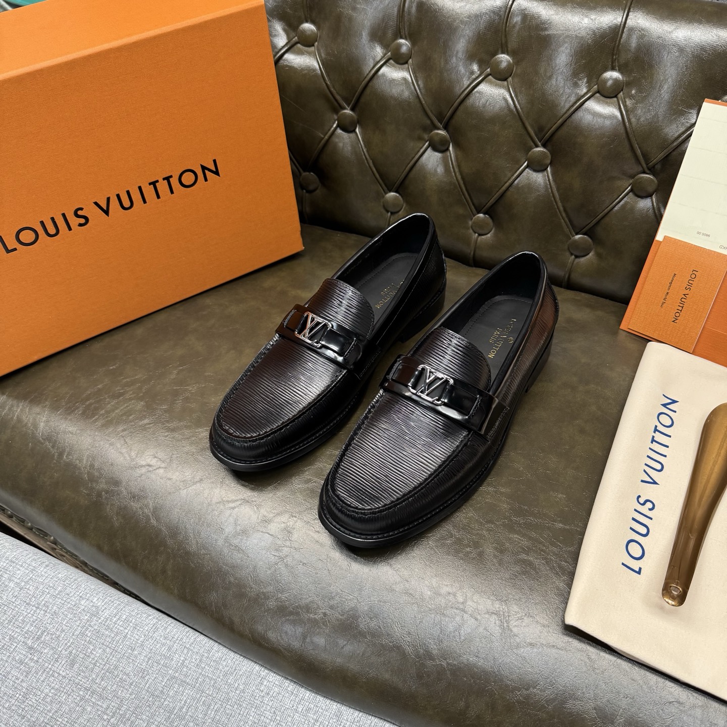NO:852468,[Black open edge beaded toothpick pattern] LOUI* VUITTO* Louis Vuitton, classic leather outsole series. High version official website model, high-end and elegant, the upper is made of original Italian imported calfskin, water-dyed cowhide lining, water-dyed cowhide feet, special original leather injection molding combination outsole, comfortable and non-slip. Size 39-44 (customized at 38.45.46.47), louis vuitton, louis  vuitton,cowhide,leather soles19860909【黑色开边珠牙签纹】 LOUI* VUITTO* 路易威登,经典款真皮大底系列.高版本官网款,高端大气,鞋面采用原版意大利进口小牛皮,水染牛皮内里,水染牛皮垫脚,特供原版真皮注塑组合大底,舒适防滑.码数39-44（38.45.46.47定做）,,louis vuitton,louis vuitton,cowhide,Leather soles,Men's shoes