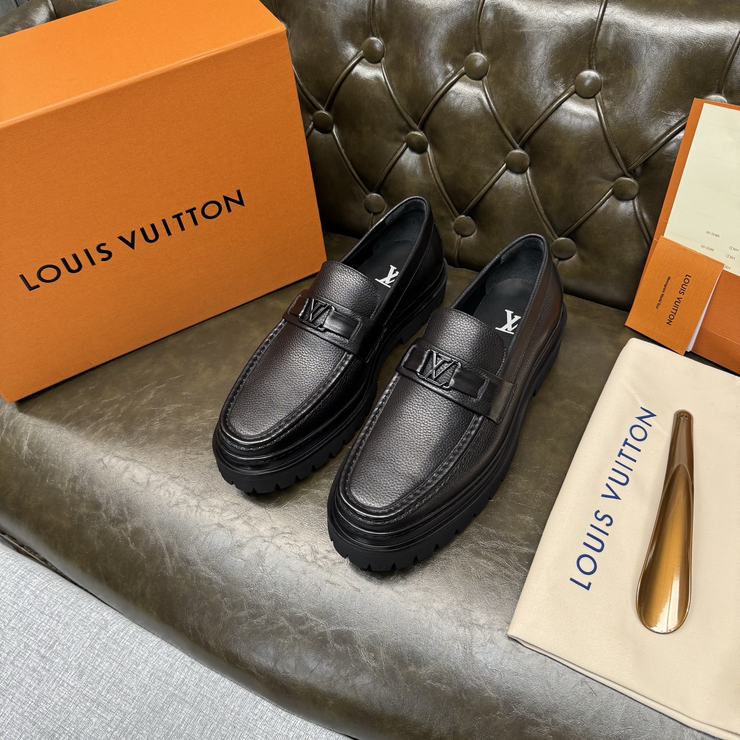 NO:956316,[Black lychee pattern] L. v loafers, high-end men's formal casual leather shoes, imported cowhide upper, cowhide lining. The outsole is made of wear-resistant velvet and foam materials, and the Jacques welt forms the outsole. It is highly elastic, wear-resistant and non-slip, with exquisite craftsmanship, high-end and high-end. A must-have for gentlemen, a must-have for sportsmen. Size39-46 (custom-made), loafers,cowhide19860909【黑色荔枝纹】 L. v 乐福鞋,高端男士正装休闲皮鞋,进口牛皮鞋面,牛皮内里.大底采用耐磨绒和发泡材料组合,雅克斯沿条组成大底,高弹耐磨防滑,工艺精湛,高端上档次.绅士臻享,型男必备. Size39-46（此款定做）,,loafers,cowhide,Men's shoes