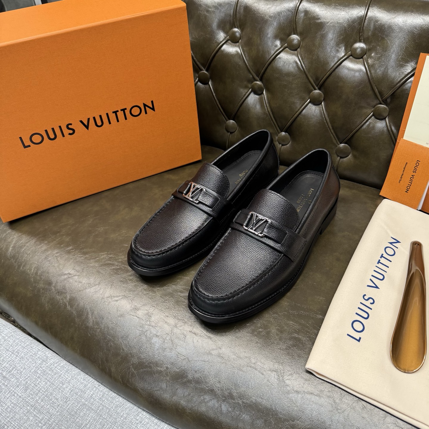 NO:852504,[Black palm print] LOUI* VUITTO* Louis Vuitton, classic leather outsole series. High version official website model, high-end and elegant, the upper is made of original Italian imported calfskin, water-dyed cowhide lining, water-dyed cowhide feet, special original leather injection molding combination outsole, comfortable and non-slip. Size 39-44 (customized at 38.45.46.47),, louis vuitton, louis  vuitton,cowhide,leather soles19860909【黑色手掌纹】 LOUI* VUITTO* 路易威登,经典款真皮大底系列.高版本官网款,高端大气,鞋面采用原版意大利进口小牛皮,水染牛皮内里,水染牛皮垫脚,特供原版真皮注塑组合大底,舒适防滑.码数39-44（38.45.46.47定做）,,louis vuitton,louis vuitton,cowhide,Leather soles,Men's shoes