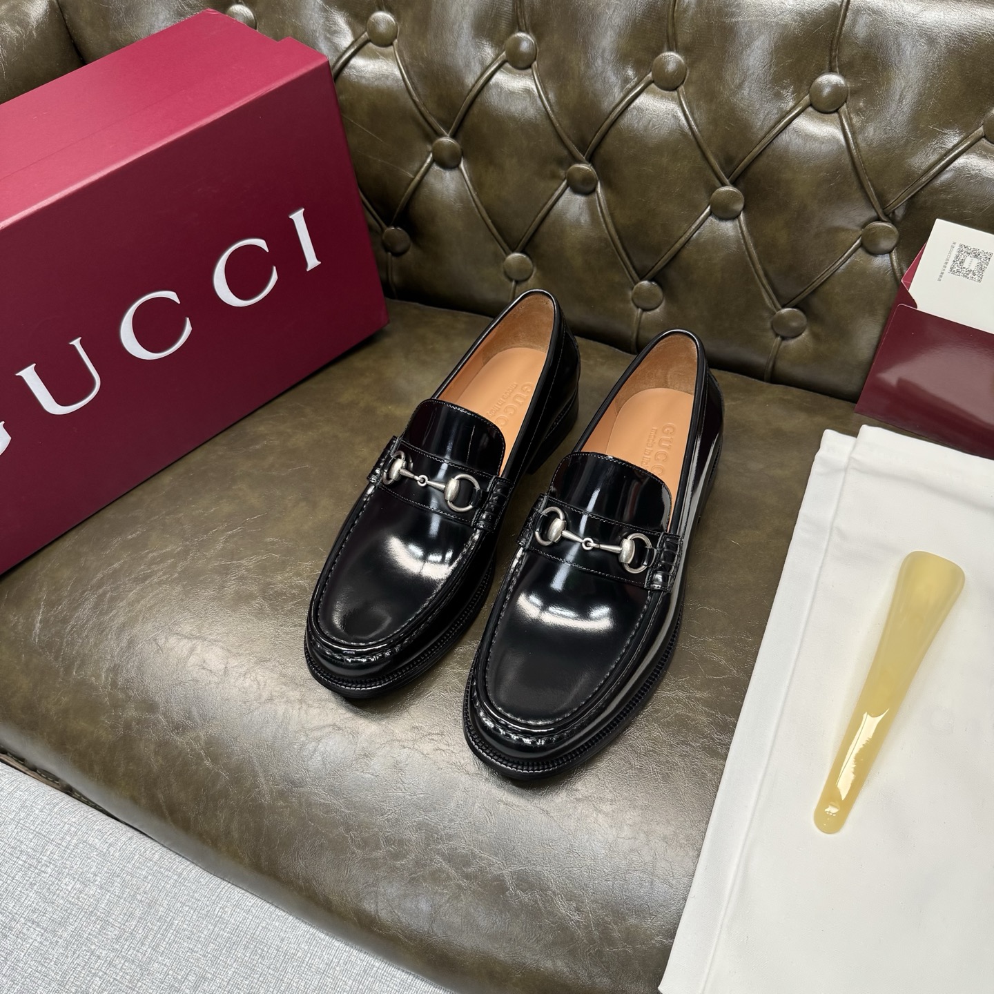 NO:781974,[Black open edge beads/thick sole] Original quality, GUCCI classic, fashionable retro simple style leather shoes, the upper is made of imported cowhide, fine and silky, double G metal decoration, official no lining + insole cowhide, original Italian leather outsole, Goodyear craftsmanship, British style, the materials used are complex and exquisite in workmanship, real materials.  Size 39/40/41/42/43/44 (customized at 38.45.46),,gucci,gucci,cowhide,Leather soles19860909【黑开边珠/厚底】原单品质,GUCCI古驰经典款,时尚复古简约风格皮鞋,鞋面采用进口牛皮,细腻丝滑,双G金属装饰,官方无内里+鞋垫牛皮,原版意大利真皮大底,固特异工艺,英伦风格,用料做工复杂讲究,真材实料. 尺码39/40/41/42/43/44（38.45.46订做）,,gucci,gucci,cowhide,Leather soles,Men's shoes