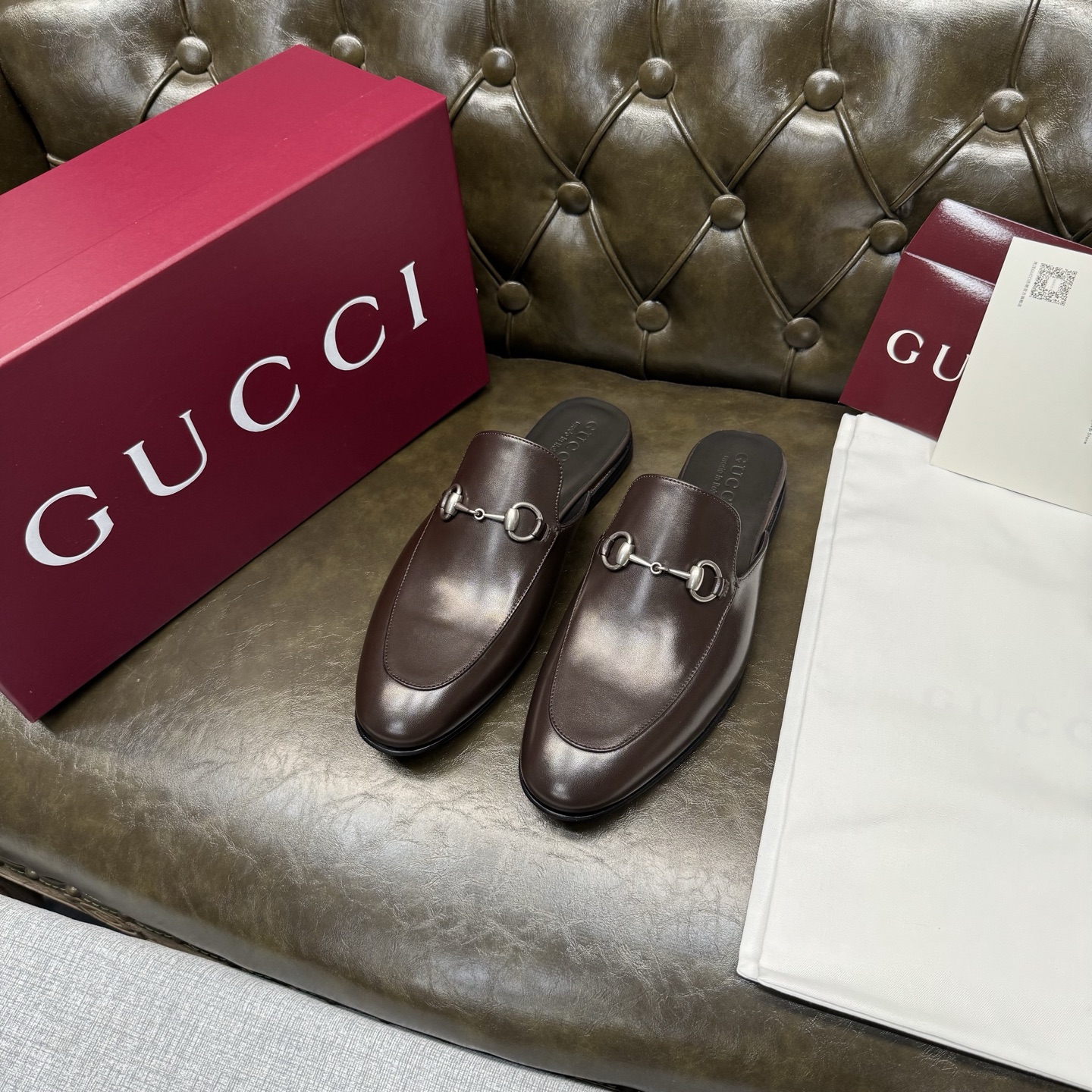 NO:782014,[Brown calf half slippers/silver buckle/black lining] Original quality, GUCCI classic, fashionable retro simple style half slippers, uppers made of imported cowhide, fine and silky, special metal decoration, official cowhide lining + cowhide insoles, original Italian leather outsole, Goodyear craftsmanship, British style, sophisticated materials and real materials.  Size 39/40/41/42/43/44 (customized at 38.45.46),,gucci,gucci,cowhide,Leather soles19860909【咖色小牛半拖/银扣/黑里】原单品质,GUCCI古驰经典款,时尚复古简约风格半拖皮鞋,鞋面采用进口牛皮,细腻丝滑,专用金属装饰,官方牛皮内里+鞋垫牛皮,原版意大利真皮大底,固特异工艺,英伦风格,用料做工复杂讲究,真材实料. 尺码39/40/41/42/43/44（38.45.46订做）,,gucci,gucci,cowhide,Leather soles,Men's shoes