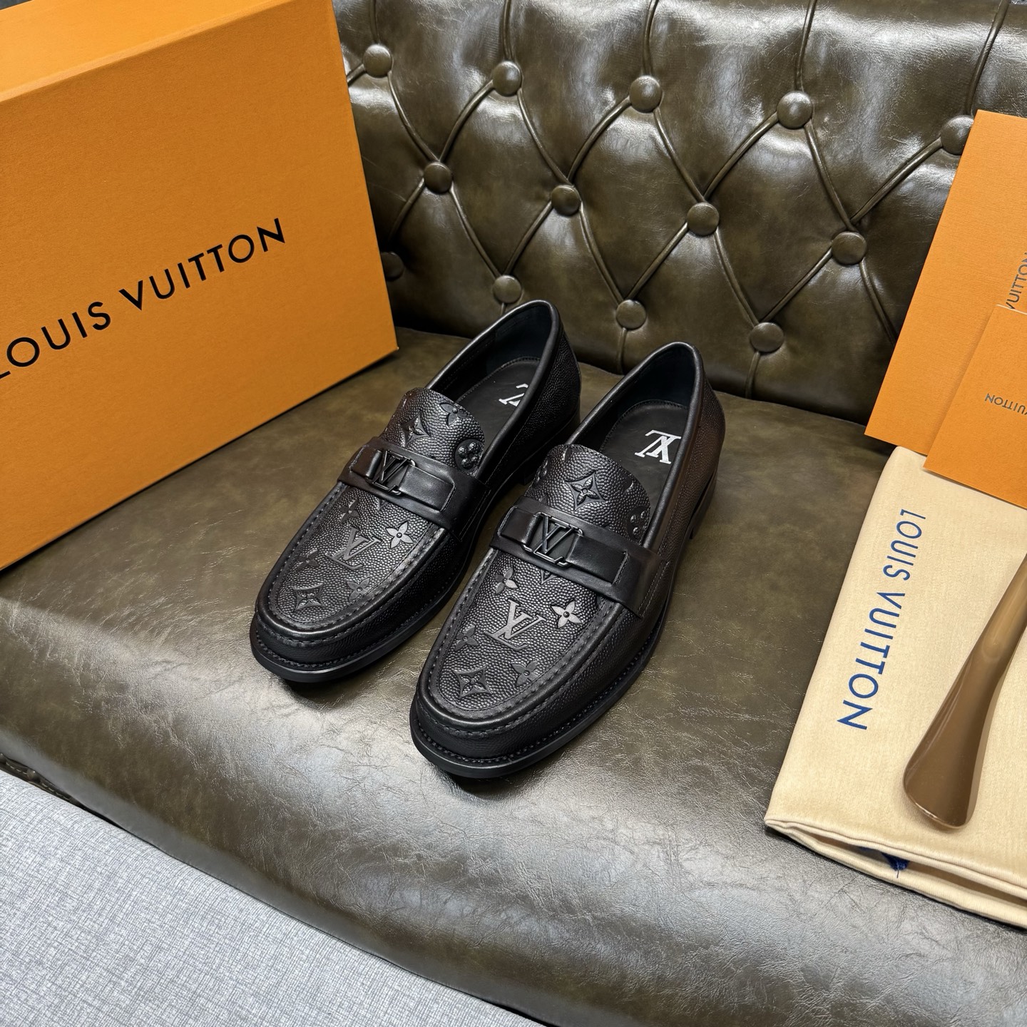 NO:852434,[Black pearl pattern embossed] LOUI* VUITTO* Louis Vuitton, classic leather outsole series. High version of the official website model, high-end and elegant, the upper is made of original Italian imported calfskin, water-dyed cowhide lining, water-dyed cowhide feet, special original leather injection molding combination outsole, comfortable and non-slip. Size 39-44 (customized at 38.45.46.47), louis vuitton, louis  vuitton,cowhide,leather soles19860909【黑色珍珠纹压花】 LOUI* VUITTO* 路易威登,经典款真皮大底系列.高版本官网款,高端大气,鞋面采用原版意大利进口小牛皮,水染牛皮内里,水染牛皮垫脚,特供原版真皮注塑组合大底,舒适防滑.码数39-44（38.45.46.47定做）,,louis vuitton,louis vuitton,cowhide,Leather soles,Men's shoes