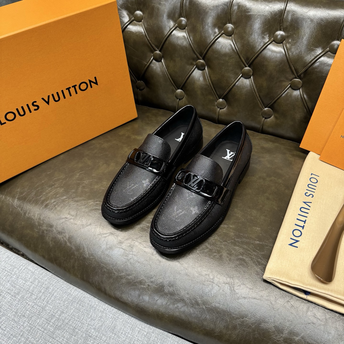 NO:852443,[Black + Transparent Glue] LOUI* VUITTO* Louis Vuitton, classic leather outsole series. High version official website model, high-end and elegant, the upper is made of original Italian imported calfskin, water-dyed cowhide lining, water-dyed cowhide feet, special original leather injection molding combination outsole, comfortable and non-slip. Size 39-44 (customized at 38.45.46.47), louis vuitton, louis  vuitton,cowhide,leather soles19860909【黑色+透明滴胶】 LOUI* VUITTO* 路易威登,经典款真皮大底系列.高版本官网款,高端大气,鞋面采用原版意大利进口小牛皮,水染牛皮内里,水染牛皮垫脚,特供原版真皮注塑组合大底,舒适防滑.码数39-44（38.45.46.47定做）,,louis vuitton,louis vuitton,cowhide,Leather soles,Men's shoes