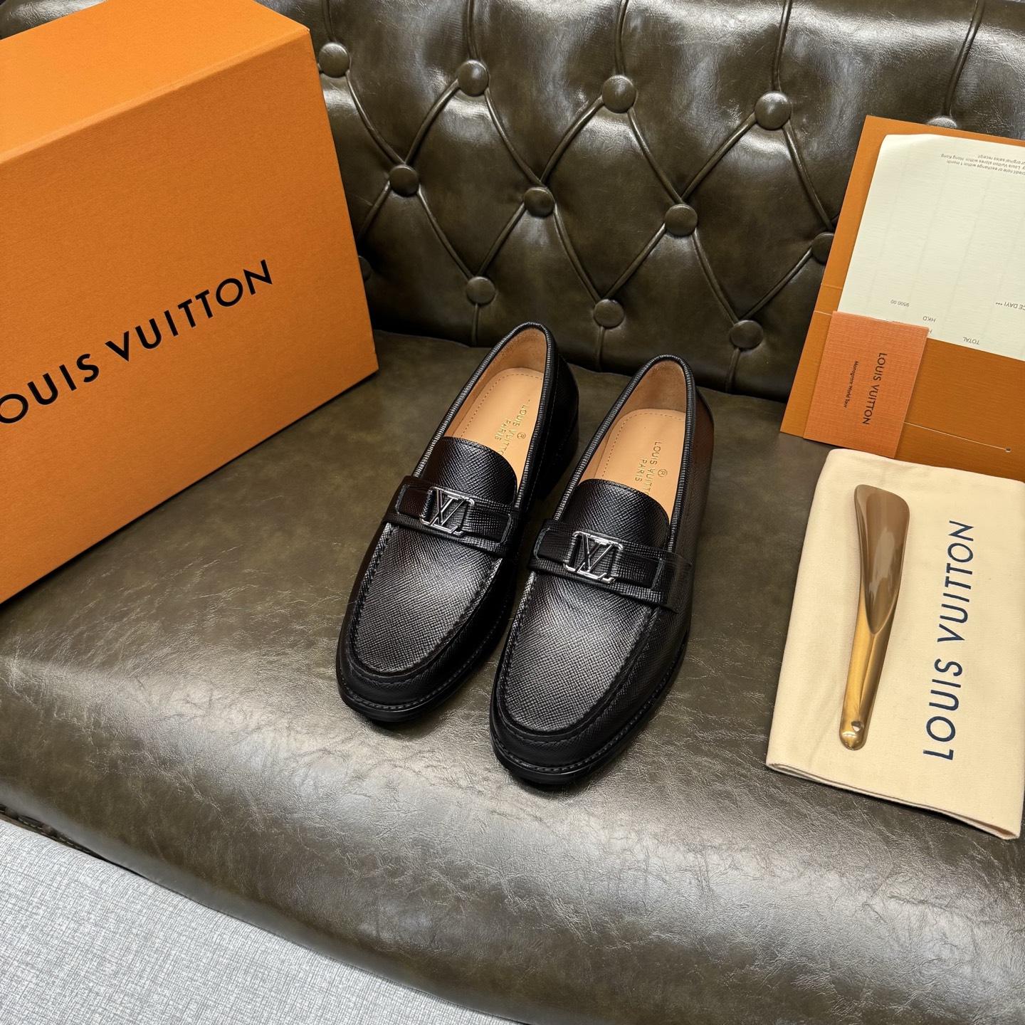 NO:852453,[Black palm print] LOUI* VUITTO* Louis Vuitton, classic leather outsole series. High version official website model, high-end and elegant, the upper is made of original Italian imported calfskin, water-dyed cowhide lining, water-dyed cowhide feet, special original leather injection molding combination outsole, comfortable and non-slip. Size 39-44 (customized at 38.45.46.47),, louis vuitton, louis  vuitton,cowhide,leather soles19860909【黑色手掌纹】 LOUI* VUITTO* 路易威登,经典款真皮大底系列.高版本官网款,高端大气,鞋面采用原版意大利进口小牛皮,水染牛皮内里,水染牛皮垫脚,特供原版真皮注塑组合大底,舒适防滑.码数39-44（38.45.46.47定做）,,louis vuitton,louis vuitton,cowhide,Leather soles,Men's shoes