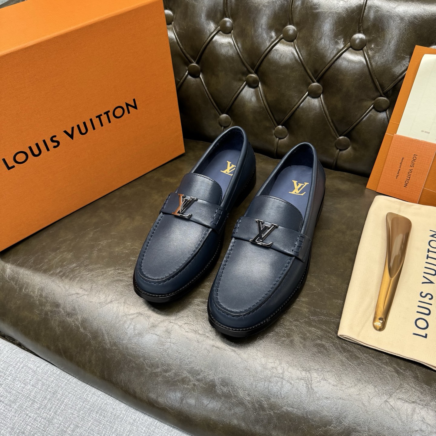 NO:852460,[Blue plain] LOUI* VUITTO* Louis Vuitton, classic leather outsole series. High version official website model, high-end and elegant, the upper is made of original Italian imported calfskin, water-dyed cowhide lining, water-dyed cowhide feet, special original leather injection molding combination outsole, comfortable and non-slip. Size 39-44 (customized at 38.45.46.47),, louis vuitton, louis  vuitton,cowhide,leather soles19860909【蓝色平纹】 LOUI* VUITTO* 路易威登,经典款真皮大底系列.高版本官网款,高端大气,鞋面采用原版意大利进口小牛皮,水染牛皮内里,水染牛皮垫脚,特供原版真皮注塑组合大底,舒适防滑.码数39-44（38.45.46.47定做）,,louis vuitton,louis vuitton,cowhide,Leather soles,Men's shoes