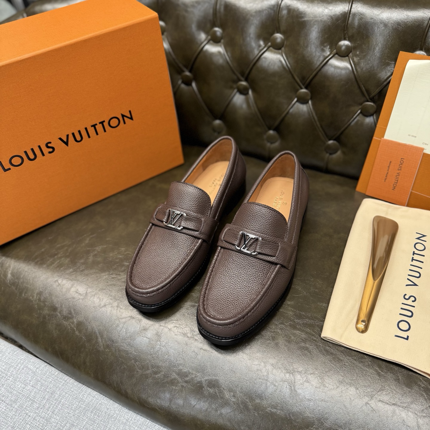 NO:852470,[Brown lychee pattern] LOUI* VUITTO* Louis Vuitton, classic leather outsole series. High version official website model, high-end and elegant, the upper is made of original Italian imported calfskin, water-dyed cowhide lining, water-dyed cowhide feet, special original leather injection molding combination outsole, comfortable and non-slip. Size 39-44 (customized at 38.45.46.47), louis vuitton, louis  vuitton,cowhide,leather soles19860909【咖色荔枝纹】 LOUI* VUITTO* 路易威登,经典款真皮大底系列.高版本官网款,高端大气,鞋面采用原版意大利进口小牛皮,水染牛皮内里,水染牛皮垫脚,特供原版真皮注塑组合大底,舒适防滑.码数39-44（38.45.46.47定做）,,louis vuitton,louis vuitton,cowhide,Leather soles,Men's shoes