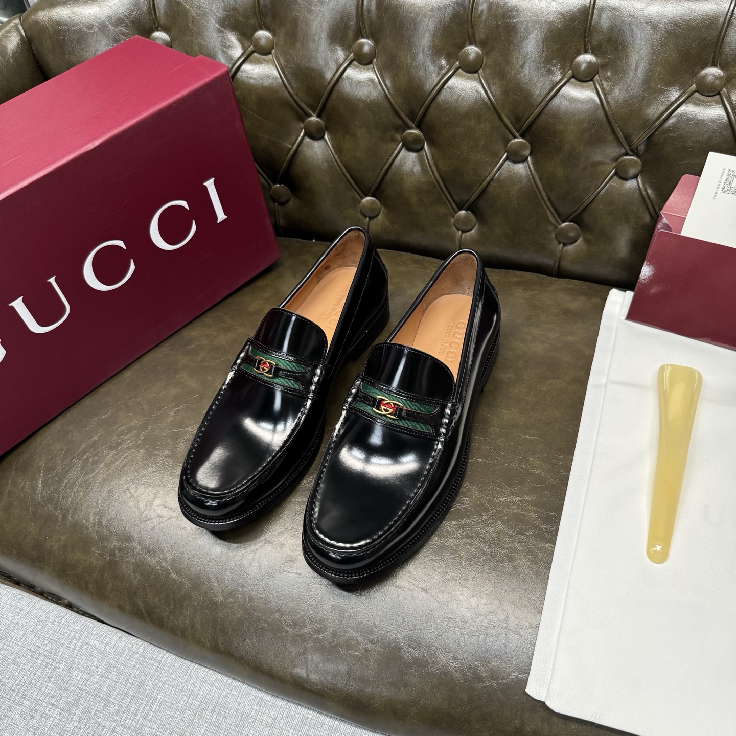 NO:781975,[Black open edge bead webbing/genuine leather thick sole] Original quality, GUCCI classic, fashionable retro simple style leather shoes, the upper is made of imported open edge beads, delicate and silky, double G metal decoration, the inner insole is full cowhide, original Italian leather outsole, Goodyear craftsmanship, British style, the materials used are complex and exquisite, real materials.  Size 39/40/41/42/43/44 (customized at 38.45.46),,gucci,gucci,cowhide,Leather soles19860909【黑色开边珠织带/真皮厚底】原单品质,GUCCI古驰经典款,时尚复古简约风格皮鞋,鞋面采用进口开边珠,细腻丝滑,双G金属装饰,内里鞋垫全牛皮,原版意大利真皮大底,固特异工艺,英伦风格,用料做工复杂讲究,真材实料. 尺码39/40/41/42/43/44（38.45.46订做）,,gucci,gucci,cowhide,Leather soles,Men's shoes