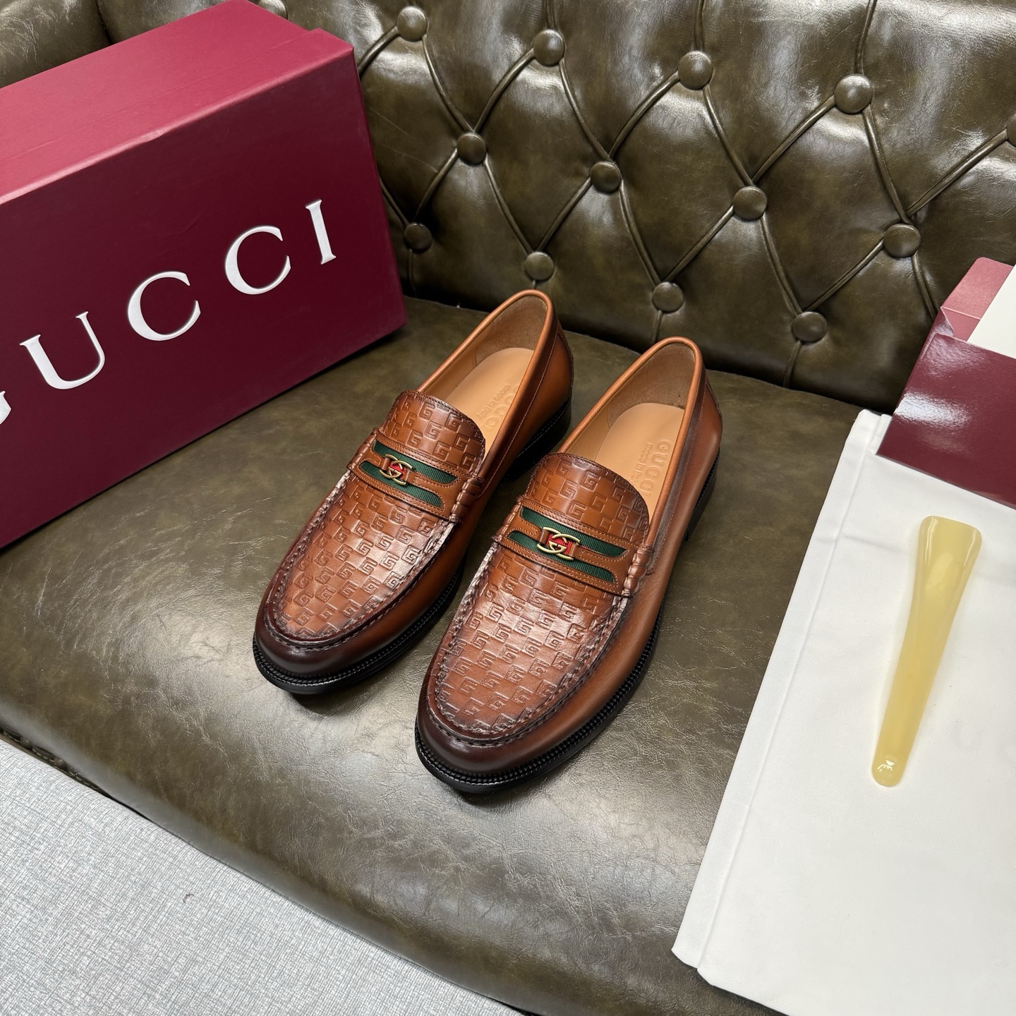 NO:781937,[Handmade brown calf embossed webbing/genuine leather thick sole] Original quality, GUCCI classic, fashionable retro simple style leather shoes, the upper is made of imported calf, delicate and silky, double G metal decoration, the inner insole is full cowhide, original Italian leather outsole, Goodyear craftsmanship, British style, the materials used are complex and exquisite, real materials.  Size 39/40/41/42/43/44 (customized at 38.45.46),,gucci,gucci,cowhide,Leather soles19860909【手工棕色小牛压花织带/真皮厚底】原单品质,GUCCI古驰经典款,时尚复古简约风格皮鞋,鞋面采用进口小牛,细腻丝滑,双G金属装饰,内里鞋垫全牛皮,原版意大利真皮大底,固特异工艺,英伦风格,用料做工复杂讲究,真材实料. 尺码39/40/41/42/43/44（38.45.46订做）,,gucci,gucci,cowhide,Leather soles,Men's shoes