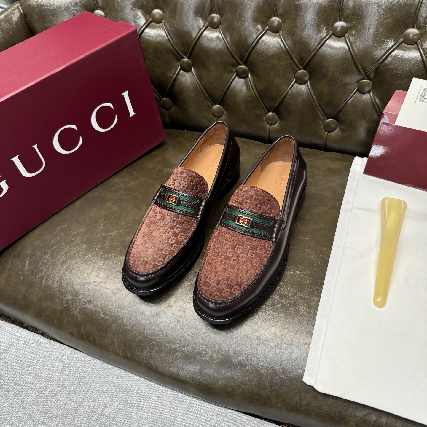 NO:781961,[Coffee-colored open edge beads + coffee velvet embossed webbing/genuine leather thick sole] Original quality, GUCCI classic, fashionable retro simple style leather shoes, the upper is made of imported calf, delicate and silky, double G metal decoration, the inner insole is full cowhide, original Italian leather outsole, Goodyear craftsmanship, British style, the materials used are complex and exquisite in workmanship, real materials.  Size 39/40/41/42/43/44 (customized at 38.45.46),,gucci,gucci,cowhide,Leather soles19860909【咖色开边珠+咖绒压花织带/真皮厚底】原单品质,GUCCI古驰经典款,时尚复古简约风格皮鞋,鞋面采用进口小牛,细腻丝滑,双G金属装饰,内里鞋垫全牛皮,原版意大利真皮大底,固特异工艺,英伦风格,用料做工复杂讲究,真材实料. 尺码39/40/41/42/43/44（38.45.46订做）,,gucci,gucci,cowhide,Leather soles,Men's shoes