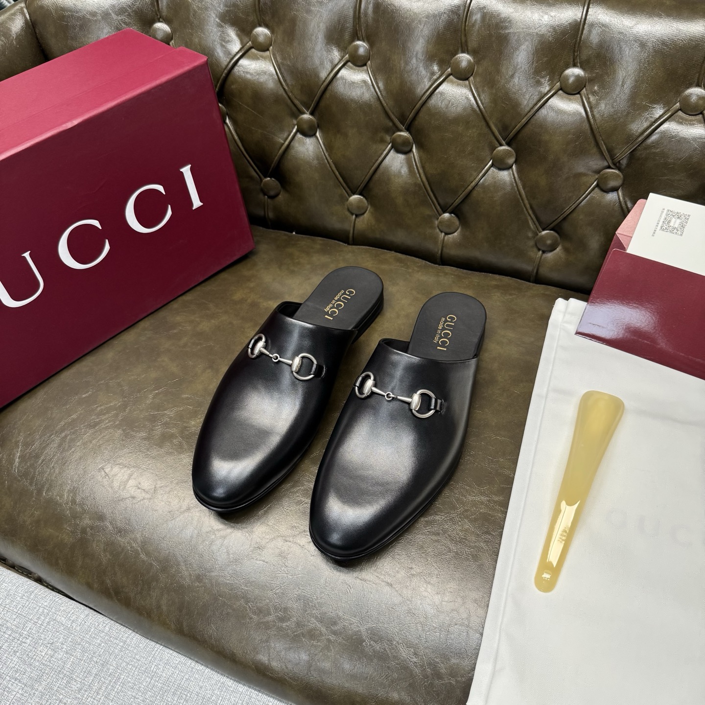 NO:782021,[Black calf half slippers/silver buckle/black lining] Original quality, GUCCI classic model, fashionable retro simple style half slippers, the upper is made of imported cowhide, fine and silky, special metal decoration, official cowhide lining + cowhide insole, original Italian leather outsole, Goodyear craftsmanship, British style, the materials used are complex and exquisite in workmanship, real materials.  Size 39/40/41/42/43/44 (customized at 38.45.46),,gucci,gucci,cowhide,Leather soles19860909【黑色小牛半拖/银扣/黑里】原单品质,GUCCI古驰经典款,时尚复古简约风格半拖皮鞋,鞋面采用进口牛皮,细腻丝滑,专用金属装饰,官方牛皮内里+鞋垫牛皮,原版意大利真皮大底,固特异工艺,英伦风格,用料做工复杂讲究,真材实料. 尺码39/40/41/42/43/44（38.45.46订做）,,gucci,gucci,cowhide,Leather soles,Men's shoes