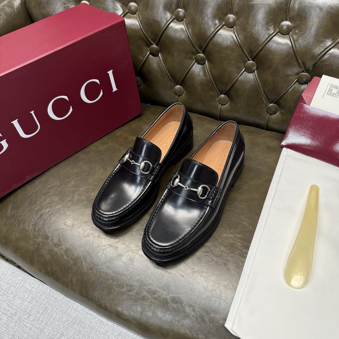 NO:781985,[Black calf/genuine leather thick sole] Original quality, GUCCI classic, fashionable retro simple style leather shoes, the upper is made of imported open edge beads + special materials, fine and silky, double G metal decoration, official no lining + cowhide insole, original Italian leather outsole, Goodyear craftsmanship, British style, the materials used are complex and exquisite in workmanship, real materials.  Size 39/40/41/42/43/44 (customized at 38.45.46),,gucci,gucci,cowhide,Leather soles19860909【黑色小牛/真皮厚底】原单品质,GUCCI古驰经典款,时尚复古简约风格皮鞋,鞋面采用进口开边珠+特供材料,细腻丝滑,双G金属装饰,官方无内里+鞋垫牛皮,原版意大利真皮大底,固特异工艺,英伦风格,用料做工复杂讲究,真材实料. 尺码39/40/41/42/43/44（38.45.46订做）,,gucci,gucci,cowhide,Leather soles,Men's shoes
