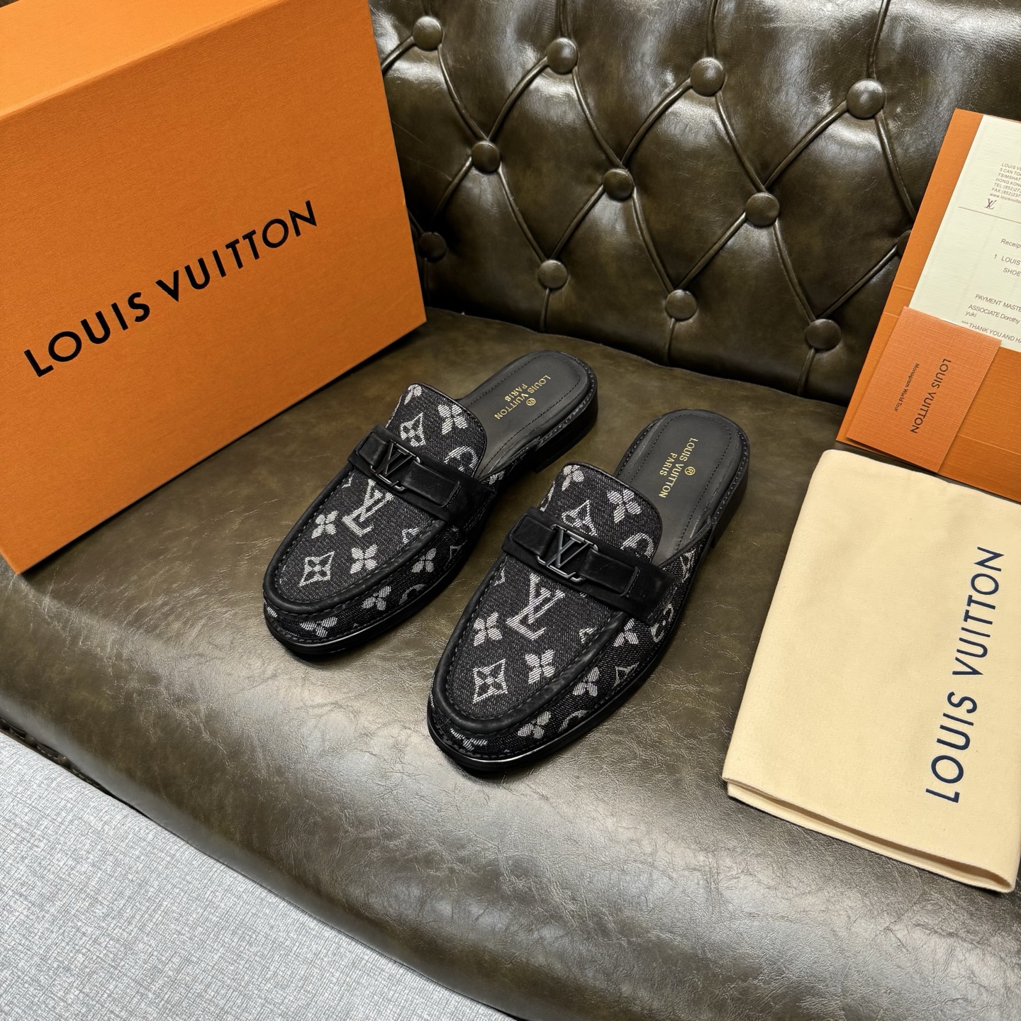 NO:781968,[Black cloth half-flop] LOUI* VUITTO* Louis Vuitton, classic leather outsole series. High version official website model, high-end and elegant, the upper is made of original Italian imported calfskin, water-dyed cowhide lining, water-dyed cowhide feet, special original leather injection molding combination outsole, comfortable and non-slip. Size 39-44 (customized at 38.45.46.47),, louis vuitton, louis  vuitton,cowhide,leather soles19860909【黑布半拖】 LOUI* VUITTO* 路易威登,经典款真皮大底系列.高版本官网款,高端大气,鞋面采用原版意大利进口小牛皮,水染牛皮内里,水染牛皮垫脚,特供原版真皮注塑组合大底,舒适防滑.码数39-44（38.45.46.47定做）,,louis vuitton,louis vuitton,cowhide,Leather soles,Men's shoes