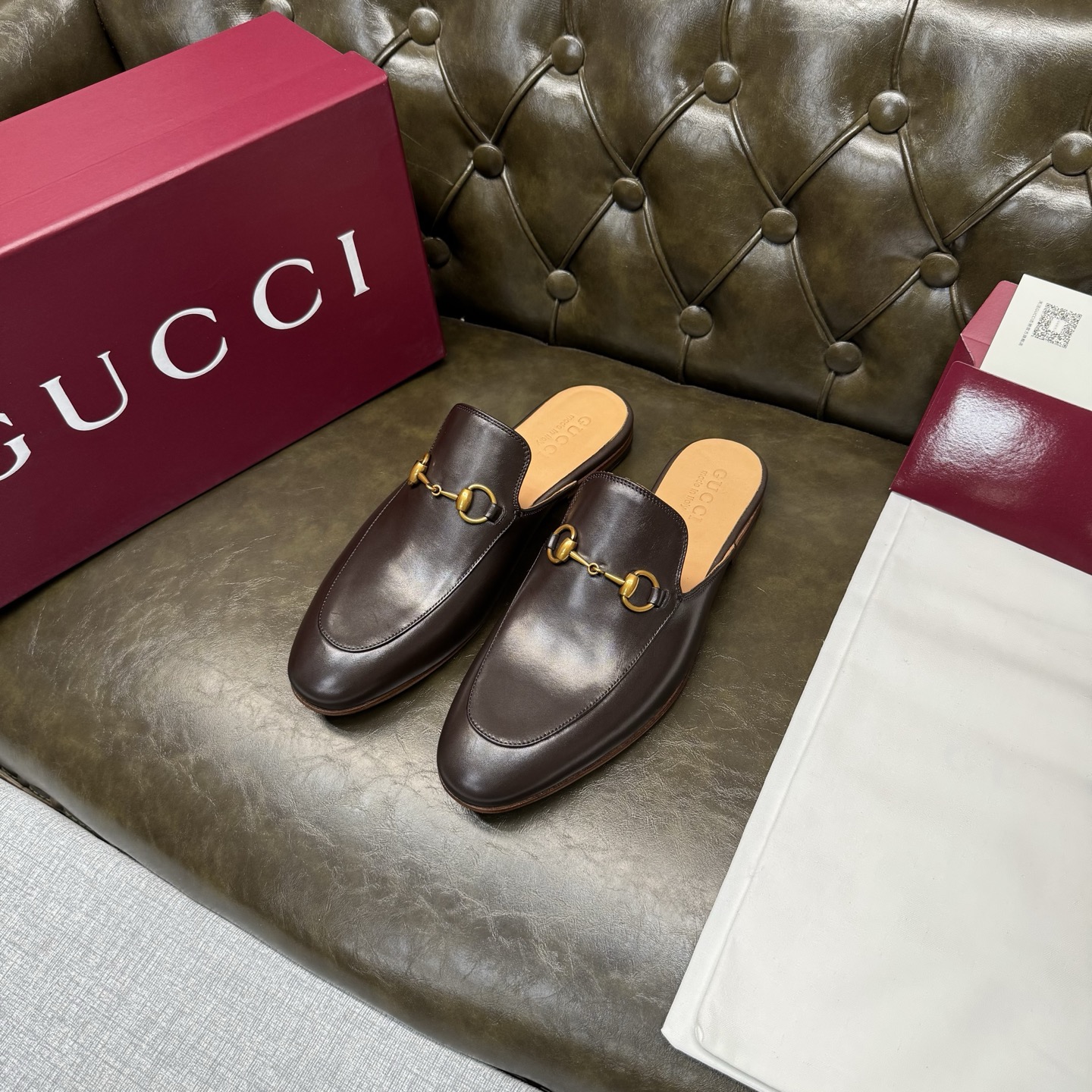 NO:782035,[Brown calf half slippers/Gold buckle/Xingli] Original quality, GUCCI classic model, fashionable retro simple style half slippers, the upper is made of imported cowhide, fine and silky, special metal decoration, official cowhide lining + cowhide insole, original Italian leather outsole, Goodyear craftsmanship, British style, the materials used are complex and exquisite in workmanship, real materials.  Size 39/40/41/42/43/44 (customized at 38.45.46),,gucci,gucci,cowhide,Leather soles19860909【咖色小牛半拖/金扣/杏里】原单品质,GUCCI古驰经典款,时尚复古简约风格半拖皮鞋,鞋面采用进口牛皮,细腻丝滑,专用金属装饰,官方牛皮内里+鞋垫牛皮,原版意大利真皮大底,固特异工艺,英伦风格,用料做工复杂讲究,真材实料. 尺码39/40/41/42/43/44（38.45.46订做）,,gucci,gucci,cowhide,Leather soles,Men's shoes