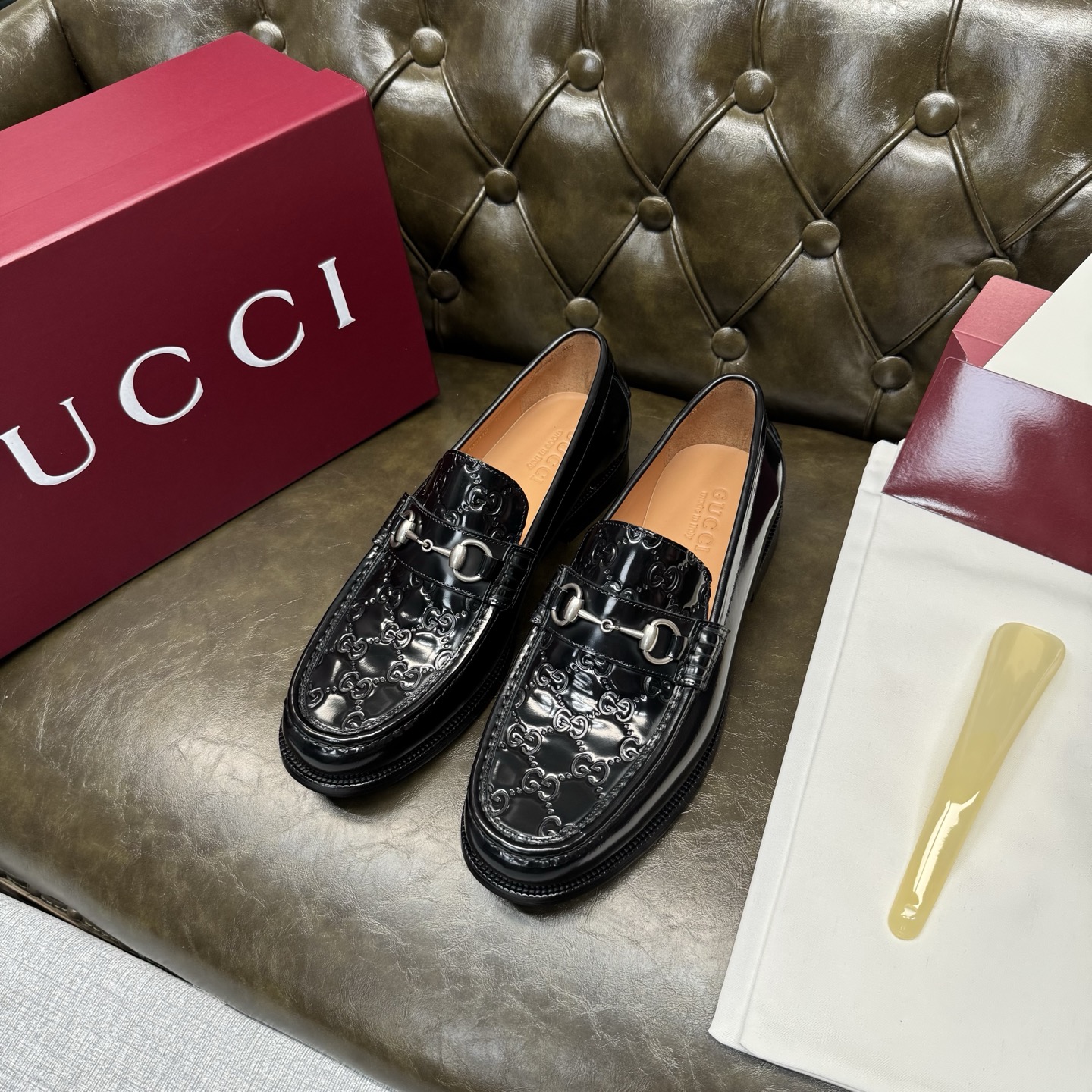 NO:782043,[Black open edge bead embossed/genuine leather thick sole] Original quality, GUCCI classic, fashionable retro simple style leather shoes, the upper is made of imported open edge beads + special materials, fine and silky, double G metal decoration, official no lining + cowhide insole, original Italian leather outsole, Goodyear craftsmanship, British style, the materials used are complex and exquisite in workmanship, real materials.  Size 39/40/41/42/43/44 (customized at 38.45.46),,gucci,gucci,cowhide,Leather soles19860909【黑色开边珠压花/真皮厚底】原单品质,GUCCI古驰经典款,时尚复古简约风格皮鞋,鞋面采用进口开边珠+特供材料,细腻丝滑,双G金属装饰,官方无内里+鞋垫牛皮,原版意大利真皮大底,固特异工艺,英伦风格,用料做工复杂讲究,真材实料. 尺码39/40/41/42/43/44（38.45.46订做）,,gucci,gucci,cowhide,Leather soles,Men's shoes