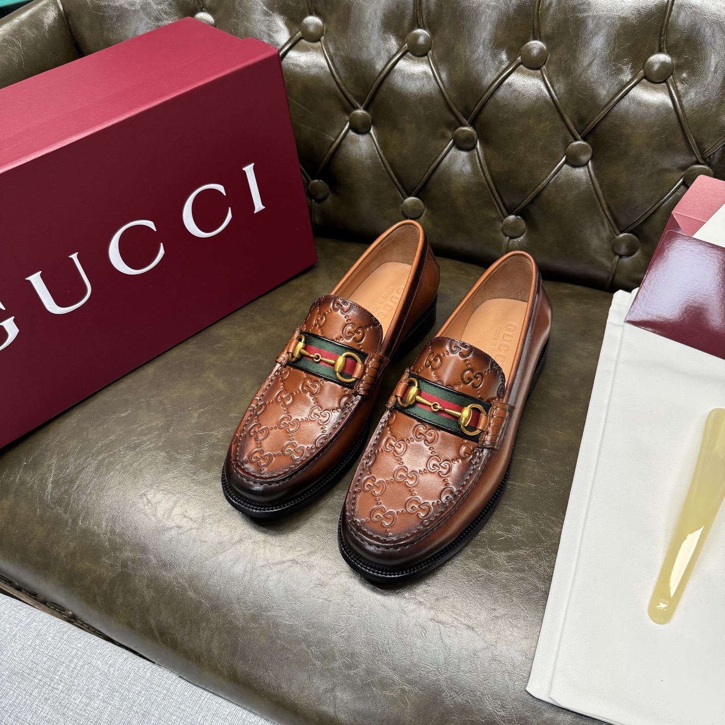 NO:782051,[Light brown hand-embossed calf webbing / genuine leather thick sole] Original quality, GUCCI classic, fashionable retro simple style leather shoes, the upper is made of imported open edge beads + special materials, fine and silky, double G metal decoration, official no lining + cowhide insole, original Italian leather outsole, Goodyear craftsmanship, British style, the materials used are complex and exquisite in workmanship, real materials.  Size 39/40/41/42/43/44 (customized at 38.45.46),,gucci,gucci,cowhide,Leather soles19860909【浅棕手工压花小牛织带/真皮厚底】原单品质,GUCCI古驰经典款,时尚复古简约风格皮鞋,鞋面采用进口开边珠+特供材料,细腻丝滑,双G金属装饰,官方无内里+鞋垫牛皮,原版意大利真皮大底,固特异工艺,英伦风格,用料做工复杂讲究,真材实料. 尺码39/40/41/42/43/44（38.45.46订做）,,gucci,gucci,cowhide,Leather soles,Men's shoes