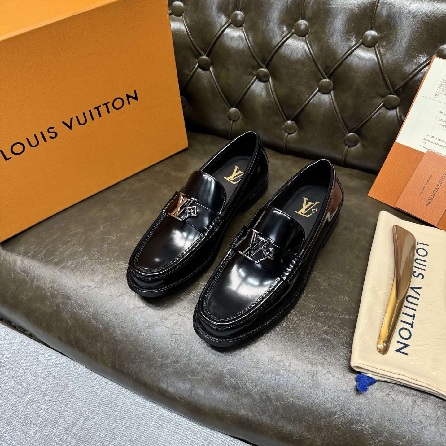 NO:852505,[Black open edge beads] LOUI* VUITTO* Louis Vuitton, classic leather outsole series. High version official website model, high-end and elegant, the upper is made of original Italian imported calfskin, water-dyed cowhide lining, water-dyed cowhide feet, special original leather injection molding combination outsole, comfortable and non-slip. Size 39-44 (customized at 38.45.46.47),, louis vuitton, louis  vuitton,cowhide,leather soles19860909【黑开边珠】 LOUI* VUITTO* 路易威登,经典款真皮大底系列.高版本官网款,高端大气,鞋面采用原版意大利进口小牛皮,水染牛皮内里,水染牛皮垫脚,特供原版真皮注塑组合大底,舒适防滑.码数39-44（38.45.46.47定做）,,louis vuitton,louis vuitton,cowhide,Leather soles,Men's shoes