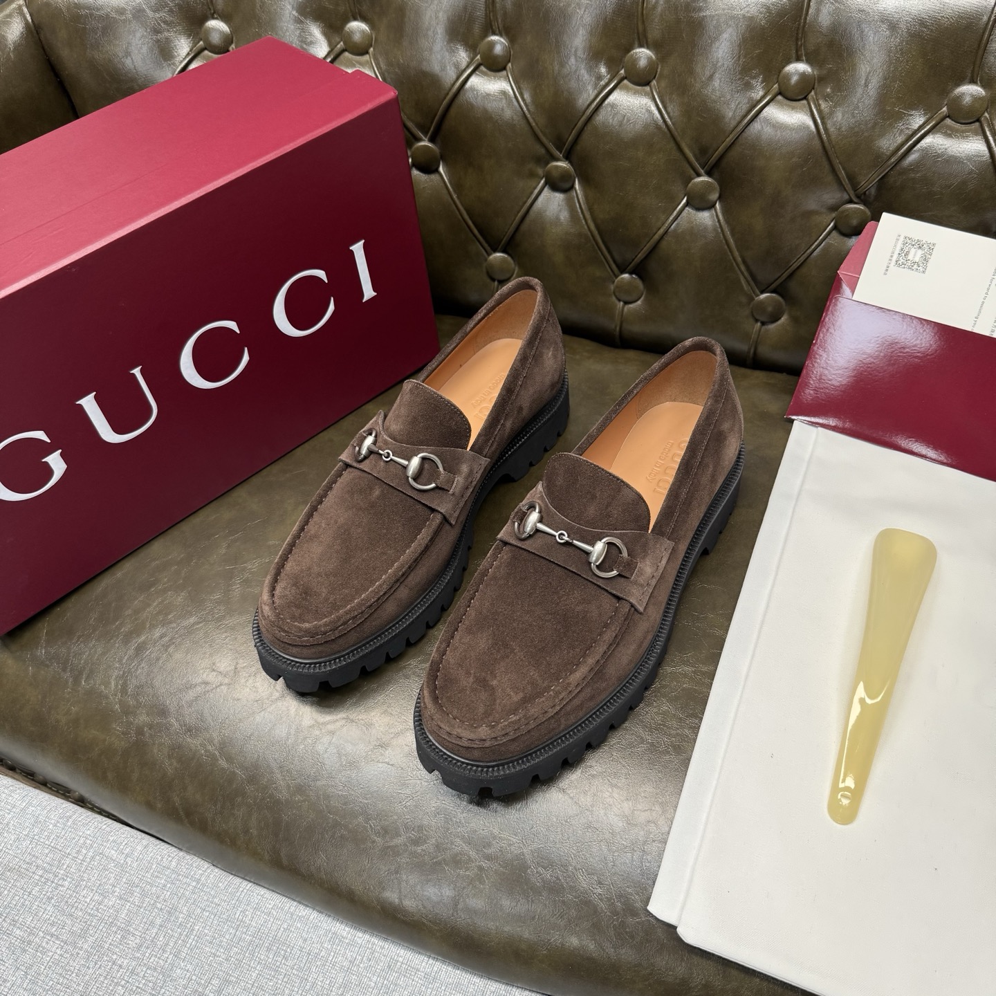 NO:955939,[Coffee-colored cow velvet] [G U C C＊] Original private model development, high quality, top craftsmanship, men's fashion classic loafers, regular size 39-44 (38.45.46 custom-made, non-refundable), super light and comfortable!  goods!  Top craftsmanship [strong] Original calf leather imported from Italy (super texture and feel), imported apricot water-dyed cowhide inside!  Latex rebound pad, super resilient texture!  Jacques combination + high elastic, wear-resistant and anti-slip outsole!  !  Super comfortable!  ,,loafers,cowhide19860909【咖色牛绒】【G U C C＊】原版私模开发 高品质,顶尖工艺品 男士时尚经典乐福鞋 正码39－44(38.45.46定做不退换） 超轻盈舒适！货！顶级手工艺[强]意大利进口原皮小牛(超强质感、手感),内里进口杏色水染牛皮！乳胶回力垫,回弹质感超强！雅克丝组合+高弹耐磨防滑大底！！超强舒适感！,,loafers,cowhide,Men's shoes