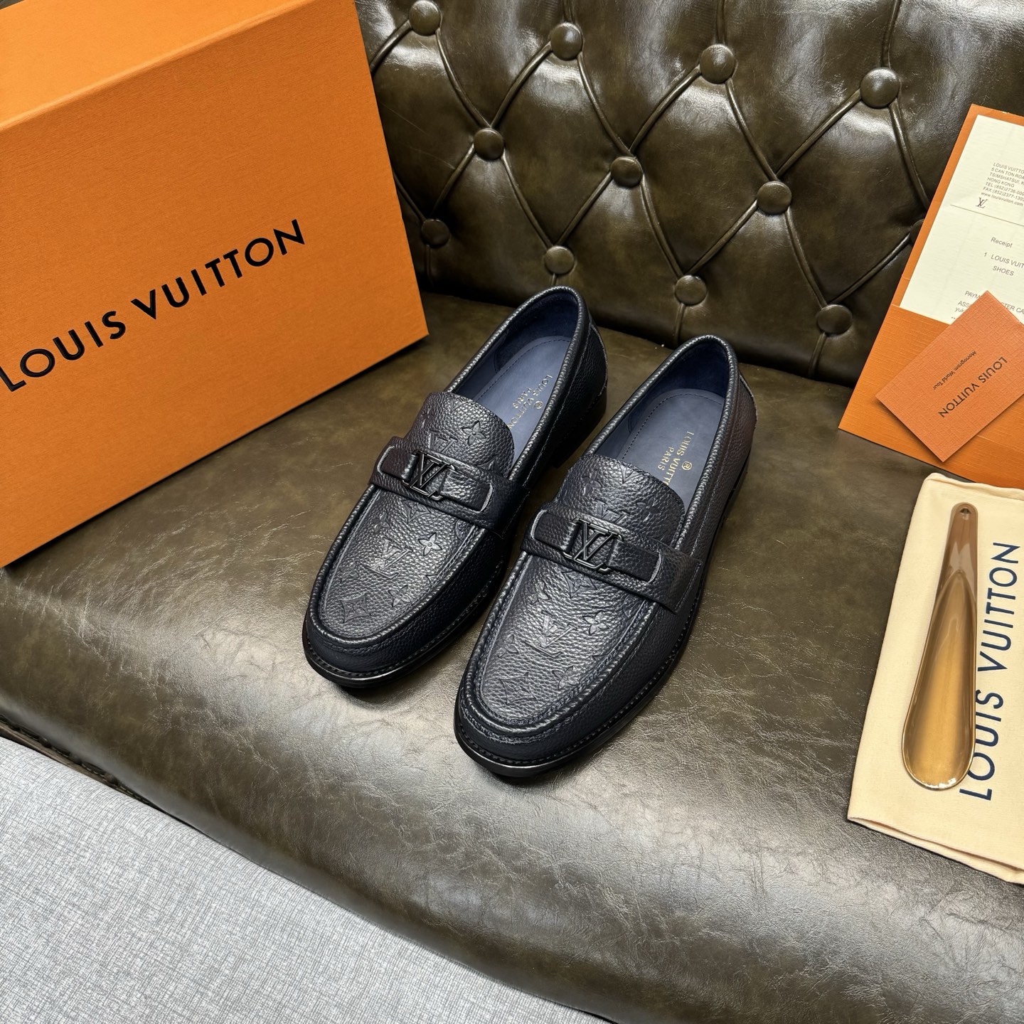 NO:852528,[Dark blue lychee pattern embossed] LOUI* VUITTO* Louis Vuitton, classic leather outsole series. High version official website model, high-end and elegant, the upper is made of original Italian imported calfskin, water-dyed cowhide lining, water-dyed cowhide feet, special original leather injection molding combination outsole, comfortable and non-slip. Size 39-44 (38.45.46.47 customized),, louis vuitton, louis  vuitton,cowhide,leather soles19860909【深蓝荔枝纹压花】 LOUI* VUITTO* 路易威登,经典款真皮大底系列.高版本官网款,高端大气,鞋面采用原版意大利进口小牛皮,水染牛皮内里,水染牛皮垫脚,特供原版真皮注塑组合大底,舒适防滑.码数39-44（38.45.46.47定做）,,louis vuitton,louis vuitton,cowhide,Leather soles,Men's shoes