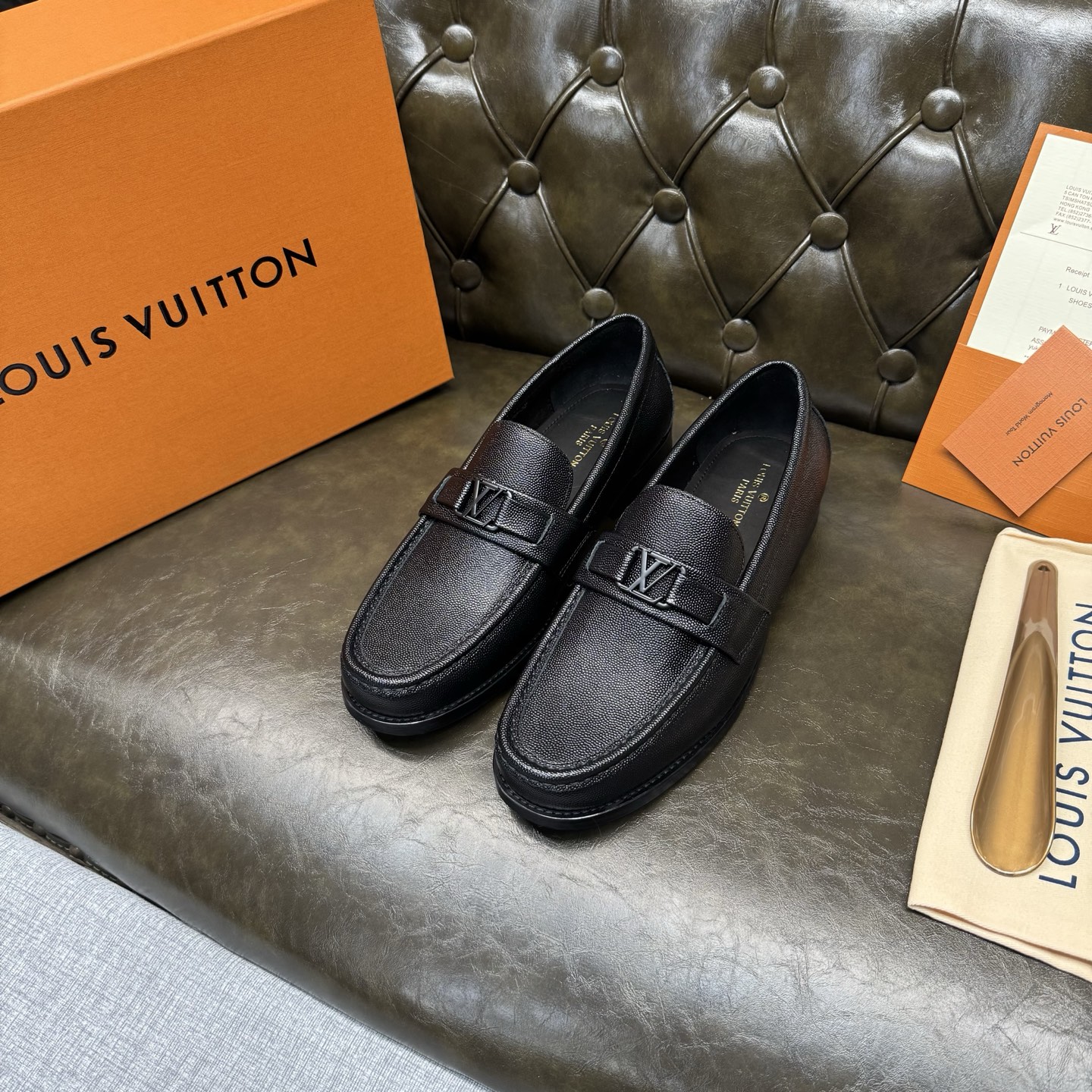 NO:852435,[Black polka dot pearl pattern] LOUI* VUITTO* Louis Vuitton, classic leather outsole series. High version official website model, high-end and elegant, the upper is made of original Italian imported calfskin, water-dyed cowhide lining, water-dyed cowhide feet, special original leather injection molding combination outsole, comfortable and non-slip. Size 39-44 (customized at 38.45.46.47), louis vuitton, louis  vuitton,cowhide,leather soles19860909【黑色波点珍珠纹】 LOUI* VUITTO* 路易威登,经典款真皮大底系列.高版本官网款,高端大气,鞋面采用原版意大利进口小牛皮,水染牛皮内里,水染牛皮垫脚,特供原版真皮注塑组合大底,舒适防滑.码数39-44（38.45.46.47定做）,,louis vuitton,louis vuitton,cowhide,Leather soles,Men's shoes