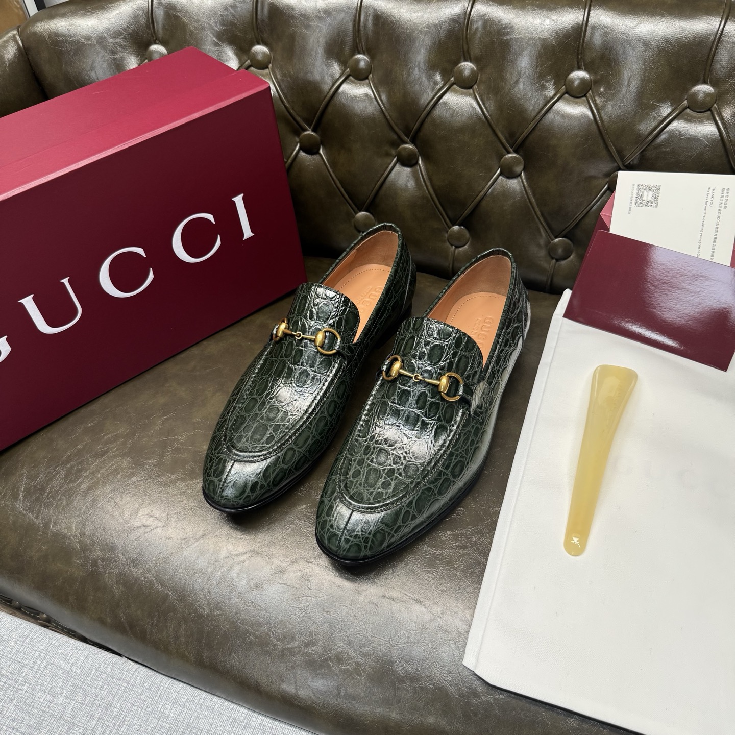 NO:850497,[Dark green calfskin imitation crocodile leather embossing] Original quality, GUCCI classic, fashionable retro simple style leather shoes, the upper is made of imported cowhide, fine and silky, double G metal decoration, cowhide lining + cowhide insole, original Italian leather outsole, Goodyear craftsmanship, British style, the materials used are complex and exquisite in workmanship, real materials.  Size 39/40/41/42/43/44 (38.45.46. Customized),,gucci,gucci,cowhide,crocodile skin,Leather soles19860909【墨绿色小牛皮仿鳄鱼皮压纹】原单品质,GUCCI古驰经典款,时尚复古简约风格皮鞋,鞋面采用进口牛皮,细腻丝滑,双G金属装饰,牛皮内里+鞋垫牛皮,原版意大利真皮大底,固特异工艺,英伦风格,用料做工复杂讲究,真材实料. 尺码39/40/41/42/43/44（38.45.46.订做）,,gucci,gucci,cowhide,crocodile skin,Leather soles,Men's shoes