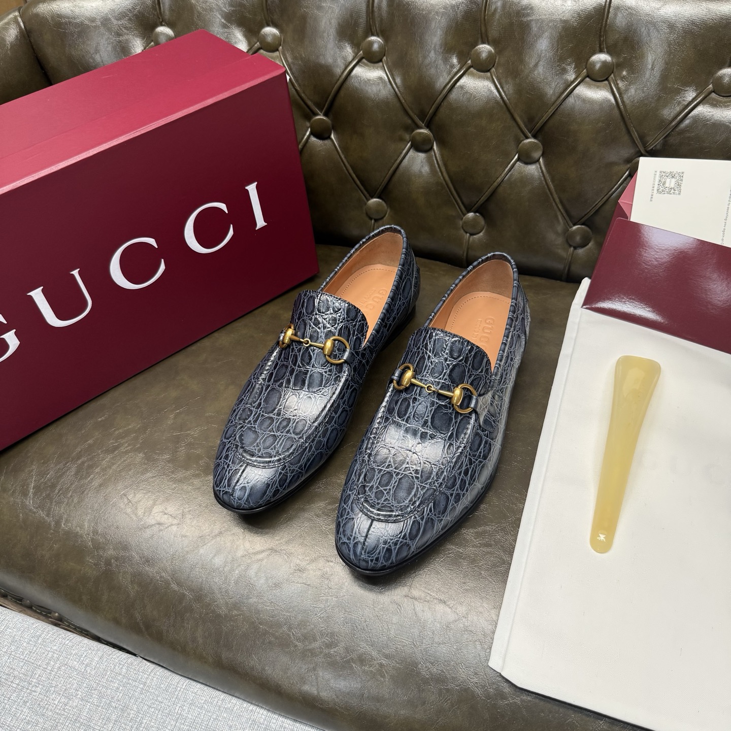 NO:850486,[Blue calfskin imitation crocodile leather embossing] Original quality, GUCCI classic, fashionable retro simple style leather shoes, the upper is made of imported cowhide, fine and silky, double G metal decoration, cowhide lining + cowhide insole, original Italian leather outsole, Goodyear craftsmanship, British style, the materials used are complex and exquisite, real materials.  Size 39/40/41/42/43/44 (38.45.46. Customized),,gucci,gucci,cowhide,crocodile skin,Leather soles19860909【蓝色小牛皮仿鳄鱼皮压纹】原单品质,GUCCI古驰经典款,时尚复古简约风格皮鞋,鞋面采用进口牛皮,细腻丝滑,双G金属装饰,牛皮内里+鞋垫牛皮,原版意大利真皮大底,固特异工艺,英伦风格,用料做工复杂讲究,真材实料. 尺码39/40/41/42/43/44（38.45.46.订做）,,gucci,gucci,cowhide,crocodile skin,Leather soles,Men's shoes