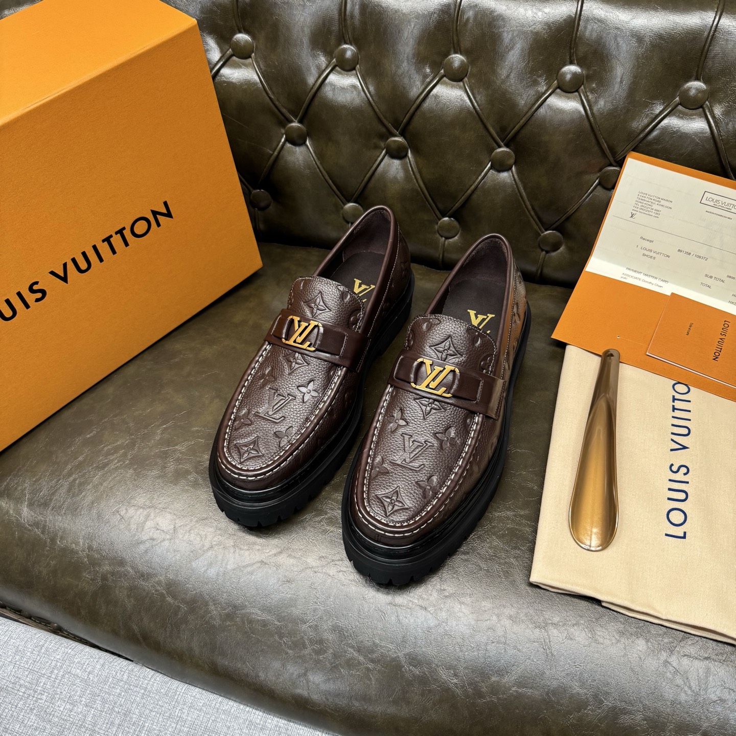 NO:956324,[Brown lychee pattern embossed] L. v loafers, high-end men's formal casual leather shoes, imported cowhide upper, cowhide lining. The outsole is made of wear-resistant velvet and foam materials, and the Jacques welt forms the outsole. It is highly elastic, wear-resistant and non-slip, exquisite in craftsmanship, and high-end. A must-have for gentlemen, a must-have for sportsmen. Size39-46 (custom-made), loafers, cowhide19860909【咖色荔枝纹压花】 L. v 乐福鞋,高端男士正装休闲皮鞋,进口牛皮鞋面,牛皮内里.大底采用耐磨绒和发泡材料组合,雅克斯沿条组成大底,高弹耐磨防滑,工艺精湛,高端上档次.绅士臻享,型男必备. Size39-46（此款定做）,,loafers,cowhide,Men's shoes
