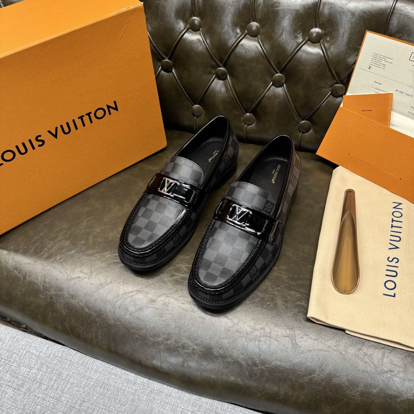 NO:852548,[Special material for black presbyopic squares] LOUI* VUITTO* Louis Vuitton, classic leather outsole series. High version official website model, high-end and elegant, the upper is made of original Italian imported calfskin, water-dyed cowhide lining, water-dyed cowhide feet, special original leather injection molding combination outsole, comfortable and non-slip. Size 39-44 (customized at 38.45.46.47), louis vuitton, louis  vuitton,cowhide,leather soles19860909【黑色老花方块专用材料】 LOUI* VUITTO* 路易威登,经典款真皮大底系列.高版本官网款,高端大气,鞋面采用原版意大利进口小牛皮,水染牛皮内里,水染牛皮垫脚,特供原版真皮注塑组合大底,舒适防滑.码数39-44（38.45.46.47定做）,,louis vuitton,louis vuitton,cowhide,Leather soles,Men's shoes