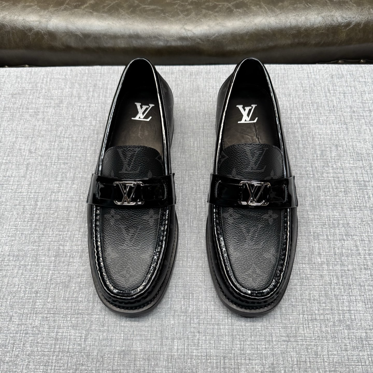 NO:852588,[Black presbyopia special material] LOUI* VUITTO* Louis Vuitton, classic leather outsole series. High version official website model, high-end and elegant, the upper is made of original Italian imported calfskin, water-dyed cowhide lining, water-dyed cowhide feet, special original leather injection molding combination outsole, comfortable and non-slip. Size 39-44 (customized at 38.45.46.47), louis vuitton, louis  vuitton,cowhide,leather soles19860909【黑色老花专用材料】 LOUI* VUITTO* 路易威登,经典款真皮大底系列.高版本官网款,高端大气,鞋面采用原版意大利进口小牛皮,水染牛皮内里,水染牛皮垫脚,特供原版真皮注塑组合大底,舒适防滑.码数39-44（38.45.46.47定做）,,louis vuitton,louis vuitton,cowhide,Leather soles,Men's shoes