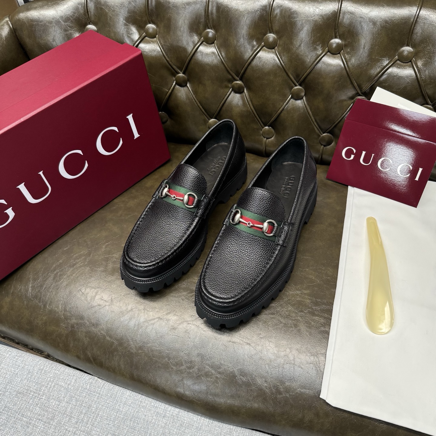 NO:955931,[Black lychee pattern] [G U C C＊] Original private model development, high quality, top craftsmanship, men's fashion classic loafers, regular size 39-44 (38.45.46 custom-made, non-refundable), super light and comfortable!  goods!  Top craftsmanship [strong] Original calf leather imported from Italy (super texture and feel), imported apricot water-dyed cowhide inside!  Latex rebound pad, super resilient texture!  Jacques combination + high elastic, wear-resistant and anti-slip outsole!  !  Super comfortable!  ,,loafers,cowhide19860909【黑色荔枝纹】【G U C C＊】原版私模开发 高品质,顶尖工艺品 男士时尚经典乐福鞋 正码39－44(38.45.46定做不退换） 超轻盈舒适！货！顶级手工艺[强]意大利进口原皮小牛(超强质感、手感),内里进口杏色水染牛皮！乳胶回力垫,回弹质感超强！雅克丝组合+高弹耐磨防滑大底！！超强舒适感！,,loafers,cowhide,Men's shoes