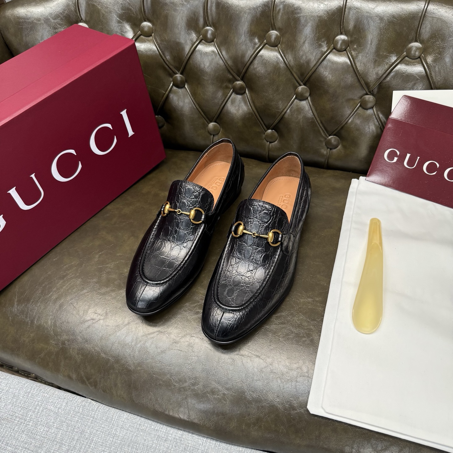 NO:850477,[Open black calf crocodile embossed] Original quality, GUCCI classic, fashionable retro simple style leather shoes, the upper is made of imported calf, fine and silky, double G metal decoration, the inner insole is full cowhide, original Italian leather outsole, Goodyear craftsmanship, British style, the materials used are complex and exquisite, real materials.  Size 39/40/41/42/43/44 (customized at 38.45.46),,gucci,gucci,cowhide,Leather soles19860909【开口黑色小牛鳄鱼压纹】原单品质,GUCCI古驰经典款,时尚复古简约风格皮鞋,鞋面采用进口小牛,细腻丝滑,双G金属装饰,内里鞋垫全牛皮,原版意大利真皮大底,固特异工艺,英伦风格,用料做工复杂讲究,真材实料. 尺码39/40/41/42/43/44（38.45.46订做）,,gucci,gucci,cowhide,Leather soles,Men's shoes
