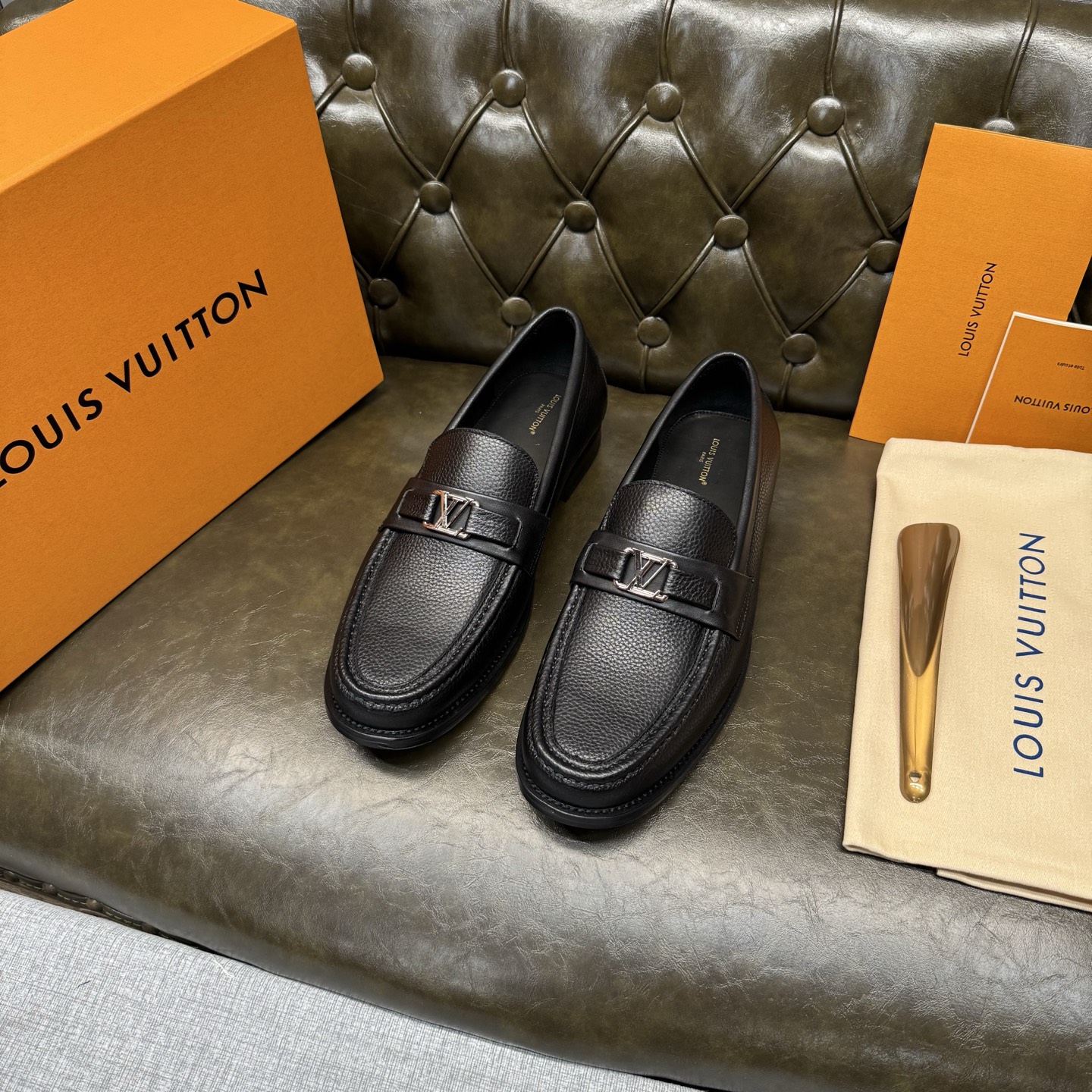 NO:852595,[Black lychee pattern] LOUI* VUITTO* Louis Vuitton, classic leather outsole series. High version official website model, high-end and elegant, the upper is made of original Italian imported calfskin, water-dyed cowhide lining, water-dyed cowhide feet, special original leather injection molding combination outsole, comfortable and non-slip. Size 39-44 (customized at 38.45.46.47), louis vuitton, louis  vuitton,cowhide,leather soles19860909【黑色荔枝纹】 LOUI* VUITTO* 路易威登,经典款真皮大底系列.高版本官网款,高端大气,鞋面采用原版意大利进口小牛皮,水染牛皮内里,水染牛皮垫脚,特供原版真皮注塑组合大底,舒适防滑.码数39-44（38.45.46.47定做）,,louis vuitton,louis vuitton,cowhide,Leather soles,Men's shoes