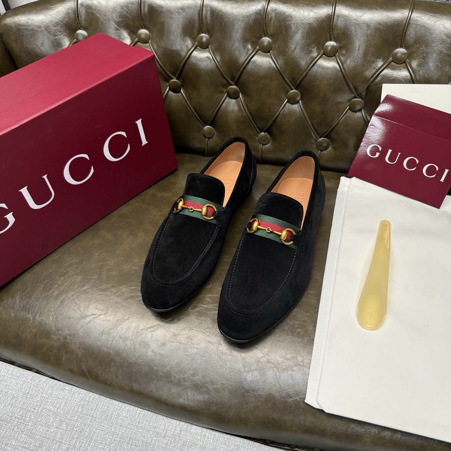 NO:955945,[Black cowhide suede] Original quality, GUCCI classic, fashionable retro simple style leather shoes, the upper is made of imported cowhide, fine and silky, double G metal decoration, cowhide lining + cowhide insole, original Italian leather outsole, Goodyear craftsmanship, British style, the materials used are complex and exquisite in workmanship, real materials.  Size 39/40/41/42/43/44 (38.45.46. Customized),,gucci,gucci,cowhide,Leather soles19860909【黑色牛京绒面】原单品质,GUCCI古驰经典款,时尚复古简约风格皮鞋,鞋面采用进口牛皮,细腻丝滑,双G金属装饰,牛皮内里+鞋垫牛皮,原版意大利真皮大底,固特异工艺,英伦风格,用料做工复杂讲究,真材实料. 尺码39/40/41/42/43/44（38.45.46.订做）,,gucci,gucci,cowhide,Leather soles,Men's shoes