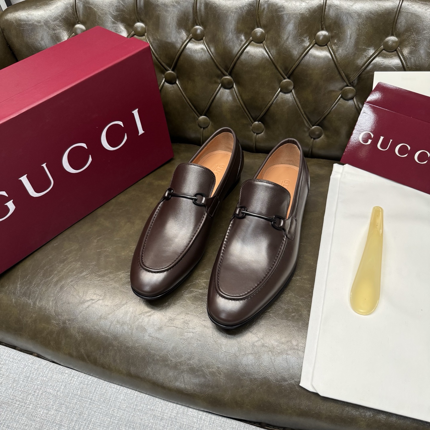 NO:955954,[Brown calf new buckle] Original quality, GUCCI classic, fashionable retro simple style leather shoes, the upper is made of imported cowhide, fine and silky, double G metal decoration, cowhide lining + cowhide insole, original Italian leather outsole, Goodyear craftsmanship, British style, the materials used are complex and exquisite in workmanship, real materials.  Size 39/40/41/42/43/44 (38.45.46. Customized),,gucci,gucci,cowhide,Leather soles19860909【咖色小牛新扣】原单品质,GUCCI古驰经典款,时尚复古简约风格皮鞋,鞋面采用进口牛皮,细腻丝滑,双G金属装饰,牛皮内里+鞋垫牛皮,原版意大利真皮大底,固特异工艺,英伦风格,用料做工复杂讲究,真材实料. 尺码39/40/41/42/43/44（38.45.46.订做）,,gucci,gucci,cowhide,Leather soles,Men's shoes
